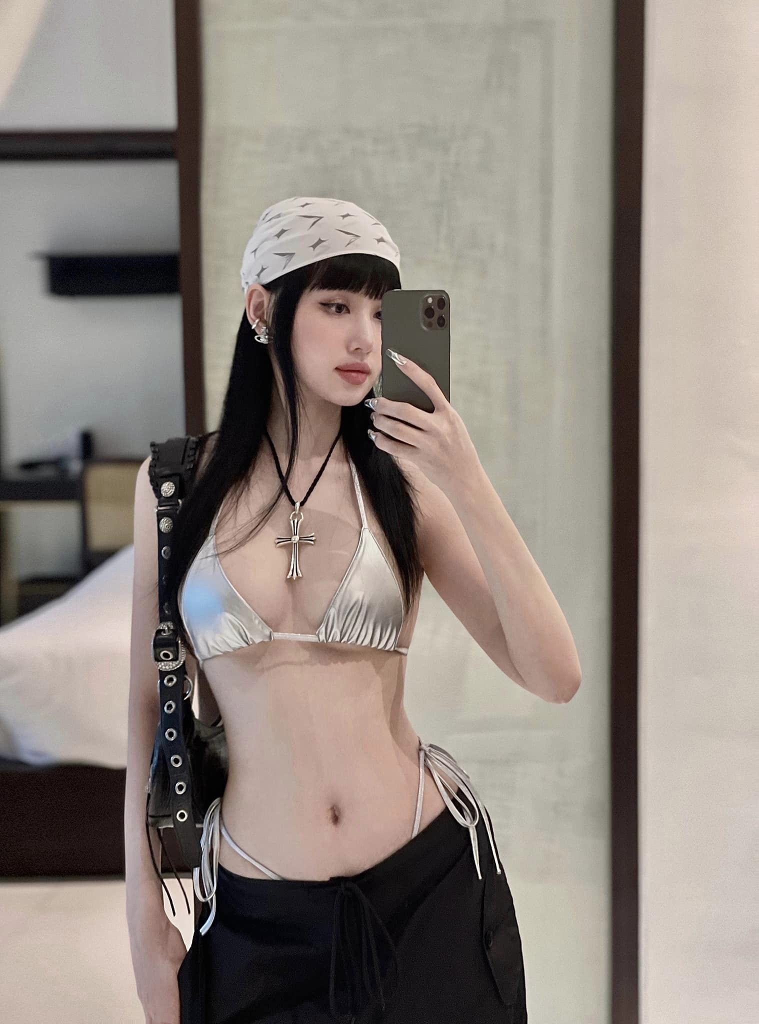 Dù đã 34 tuổi và là mẹ của hai nhóc tỳ, nhưng nhan sắc và vóc dáng của Tâm Tít vẫn hút hồn dân tình