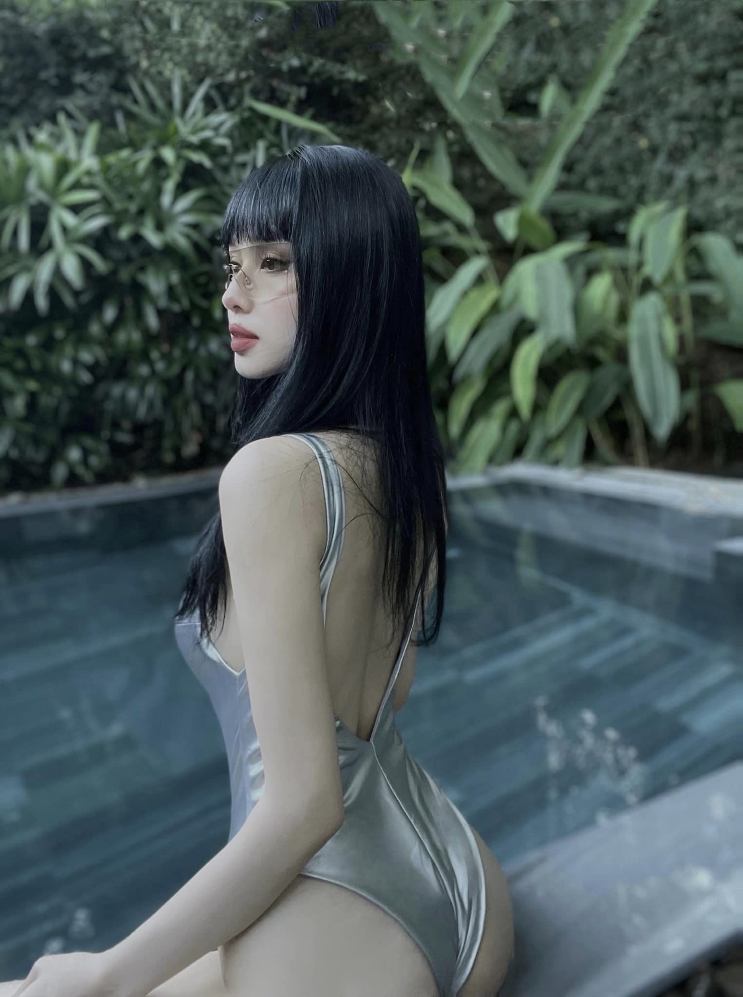 Diện bộ bikini màu bạc khoét xẻ sâu ôm trọn body bốc lửa, Tâm Tít khiến dân tình xuýt xoa vì quá nóng bỏng