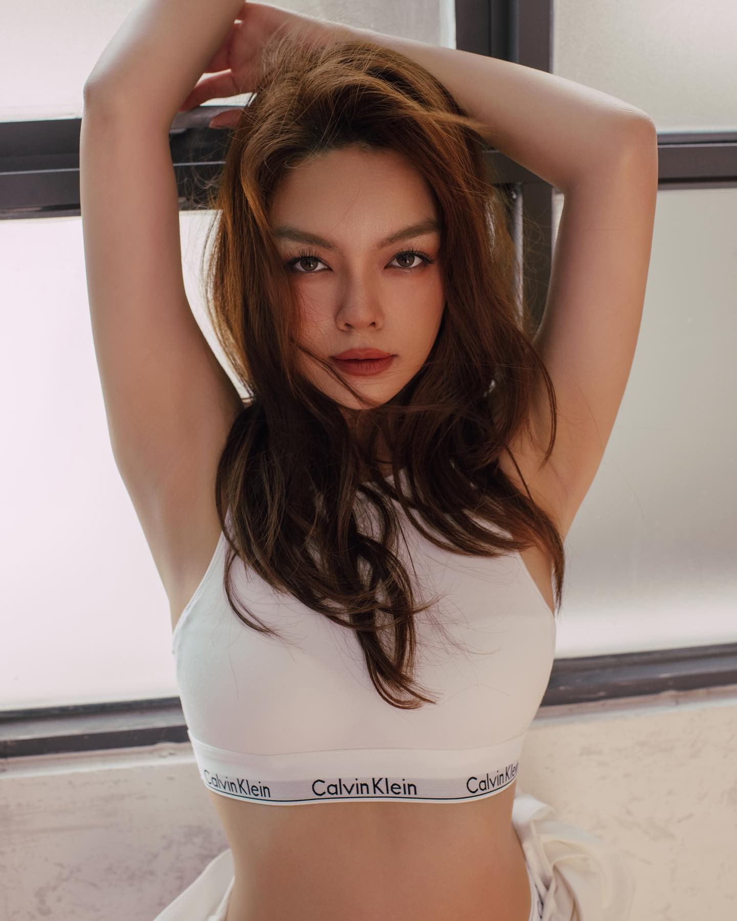 Vẻ đẹp gợi cảm, đằm thắm của Phạm Quỳnh Anh nhận được cơn mưa lời khen. Ảnh: FBNV