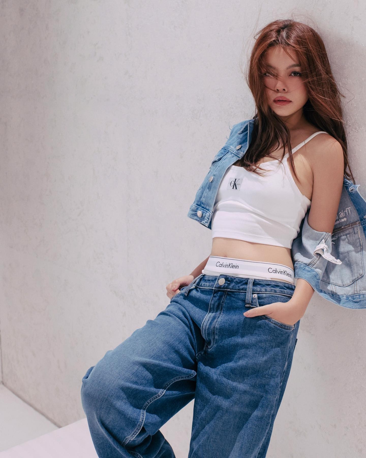 Nữ ca sĩ 39 tuổi mặc áo 2 dây croptop kết hợp với quần jean, khoe trọn ba vòng 'chuẩn không cần chỉnh'. Ảnh: FBNV