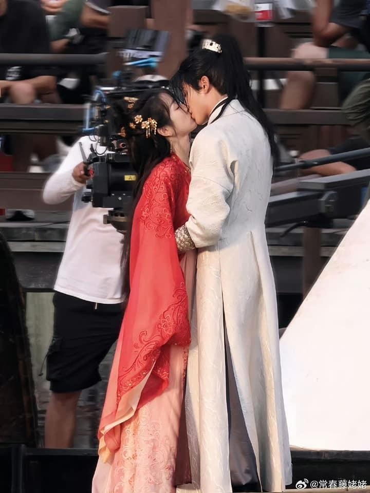 Cảnh hôn của Vương Hạc Đệ và Điền Hi Vi trên phim trường ''Đại Phụng Đả Canh Nhân' bị leak ra ngoài khiến mọt phim Hoa ngữ sục sôi