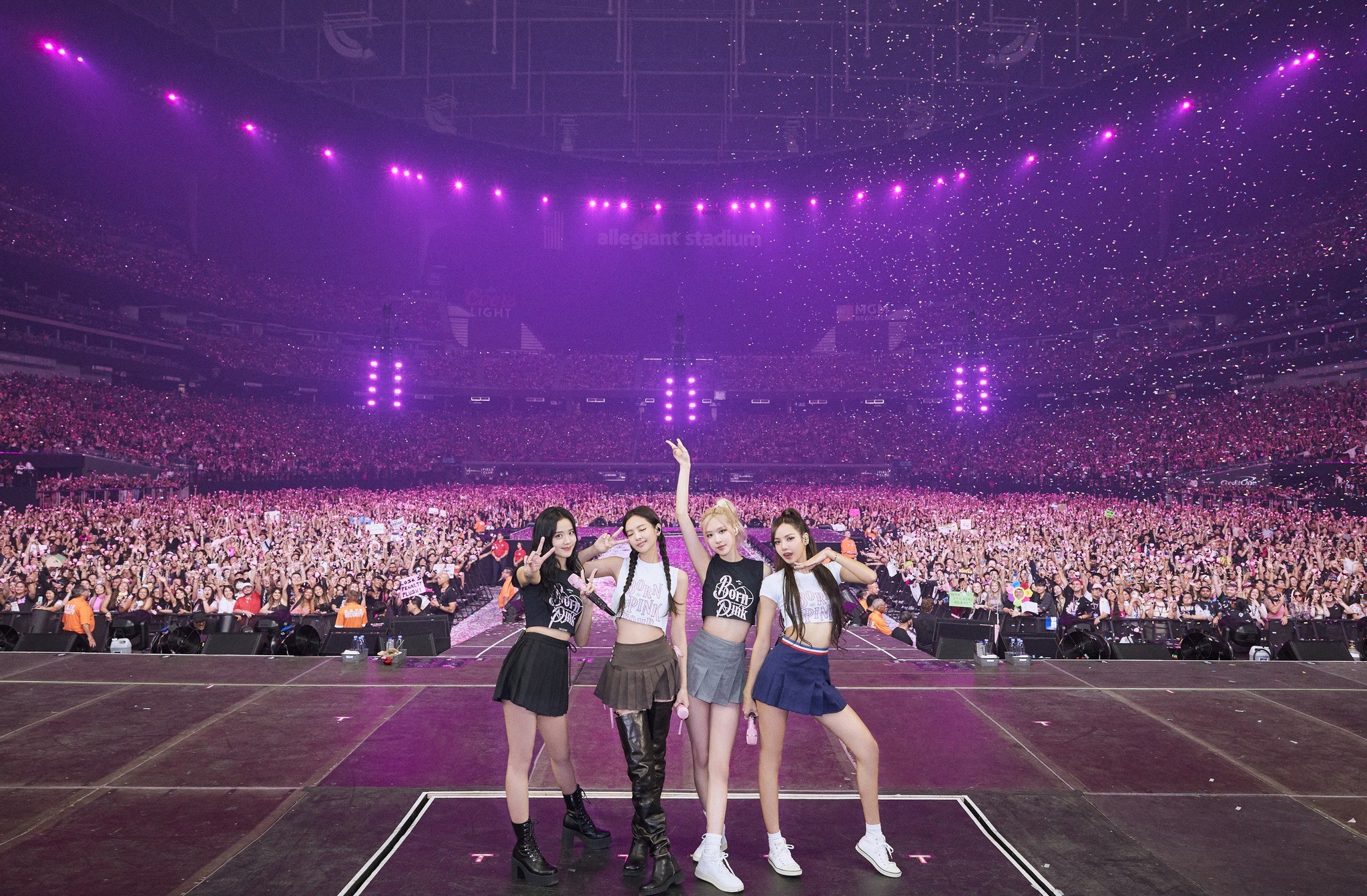 BLACKPINK sánh ngang Beyoncé và Taylor Swift, làm nên lịch sử với concert cháy vé liên tiếp tại Bắc Mỹ - Ảnh 1 BLACKPINK sánh ngang Beyoncé và Taylor Swift, làm nên lịch sử với concert cháy vé liên tiếp tại Bắc Mỹ - Ảnh 1