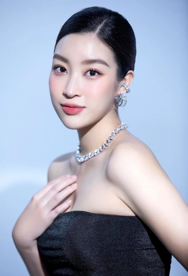 Đỗ Mỹ Linh diện váy xuyên thấu khoe bụng bầu, 'chốt đơn' luôn con rể tương lai - Ảnh 1 Đỗ Mỹ Linh diện váy xuyên thấu khoe bụng bầu, 'chốt đơn' luôn con rể tương lai - Ảnh 1