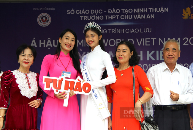 Á hậu Minh Kiên khoe mặt mộc xinh nức nở khiến dân tình 'xỉu up xỉu down' - Ảnh 1 Á hậu Minh Kiên khoe mặt mộc xinh nức nở khiến dân tình 'xỉu up xỉu down' - Ảnh 1