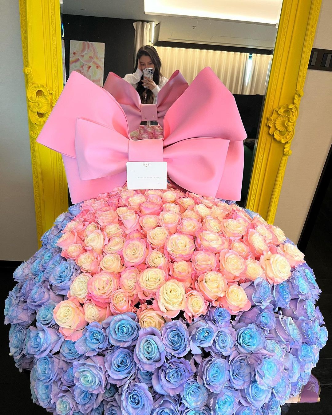 Angela Baby khoe được tặng quà 'khủng' trên trang cá nhân