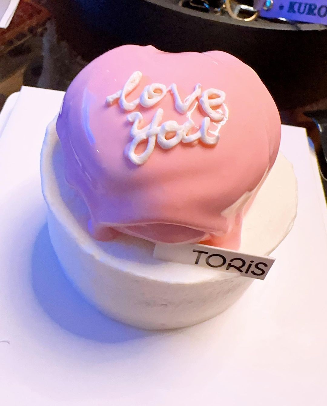 Chiếc bánh kem có dòng chữ 'Love You' khiến netizen cho rằng là quà mà bạn trai bí ẩn tặng Angela Baby