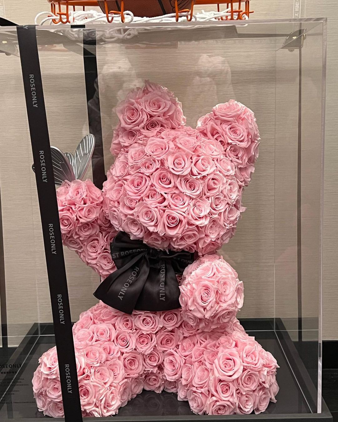 Angela Baby khoe chú gấu được làm bằng hoa hồng có giá 430 triệu đồng 