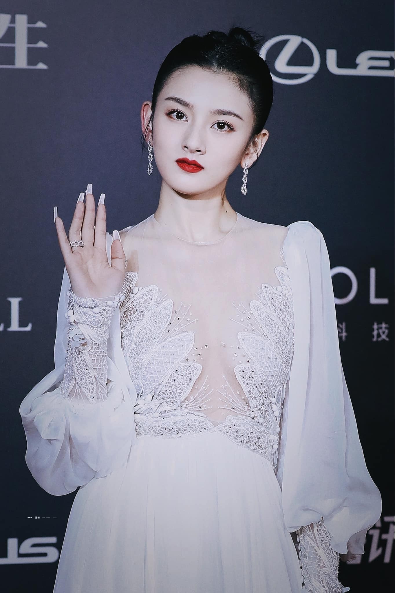 Tống Tổ Nhi bị phong sát ngầm: Sau thông tin trốn thuế số tiền 45 triệu NDT (khoảng 149 tỷ VND), Tống Tổ Nhi bị tài khoản trang báo pháp luật quận Triều Dương tick xanh đưa tin cơ quan chức năng đã vào cuộc điều tra. 5 đài truyền hình lớn bao gồm Hồ Nam, Bắc Kinh, Chiết Giang, Giang Tô, An Huy âm thầm ẩn / xoá các bài viết có liên quan đến nữ diễn viên. Một số nhãn hàng hợp tác với Tống Tổ Nhi cũng có dấu hiệu giải trừ hợp đồng.