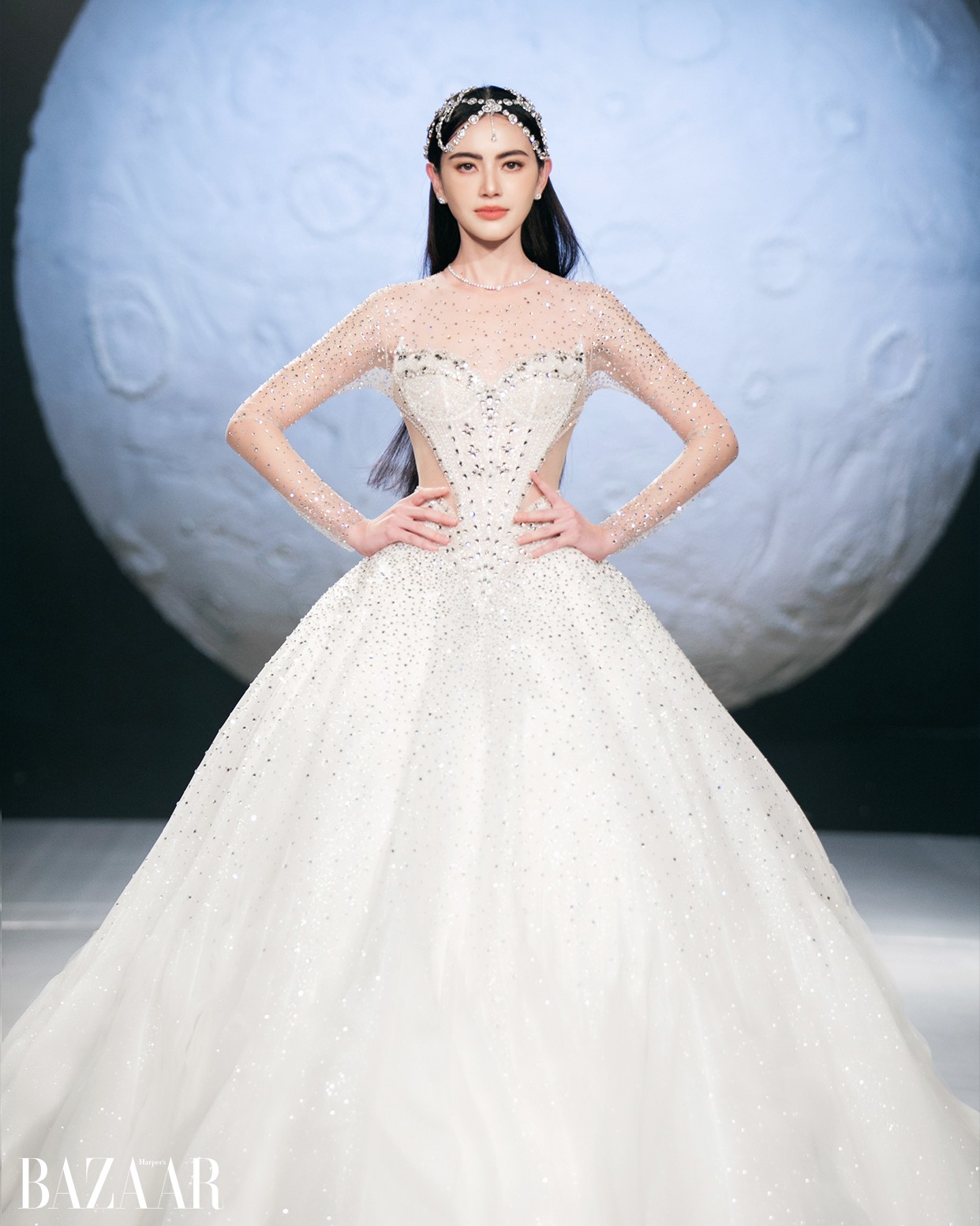 Mai Davika khoe ảnh đội nón lá ăn phở Việt ở sân bay, nhan sắc nữ thần khiến fan xao xuyến - Ảnh 1