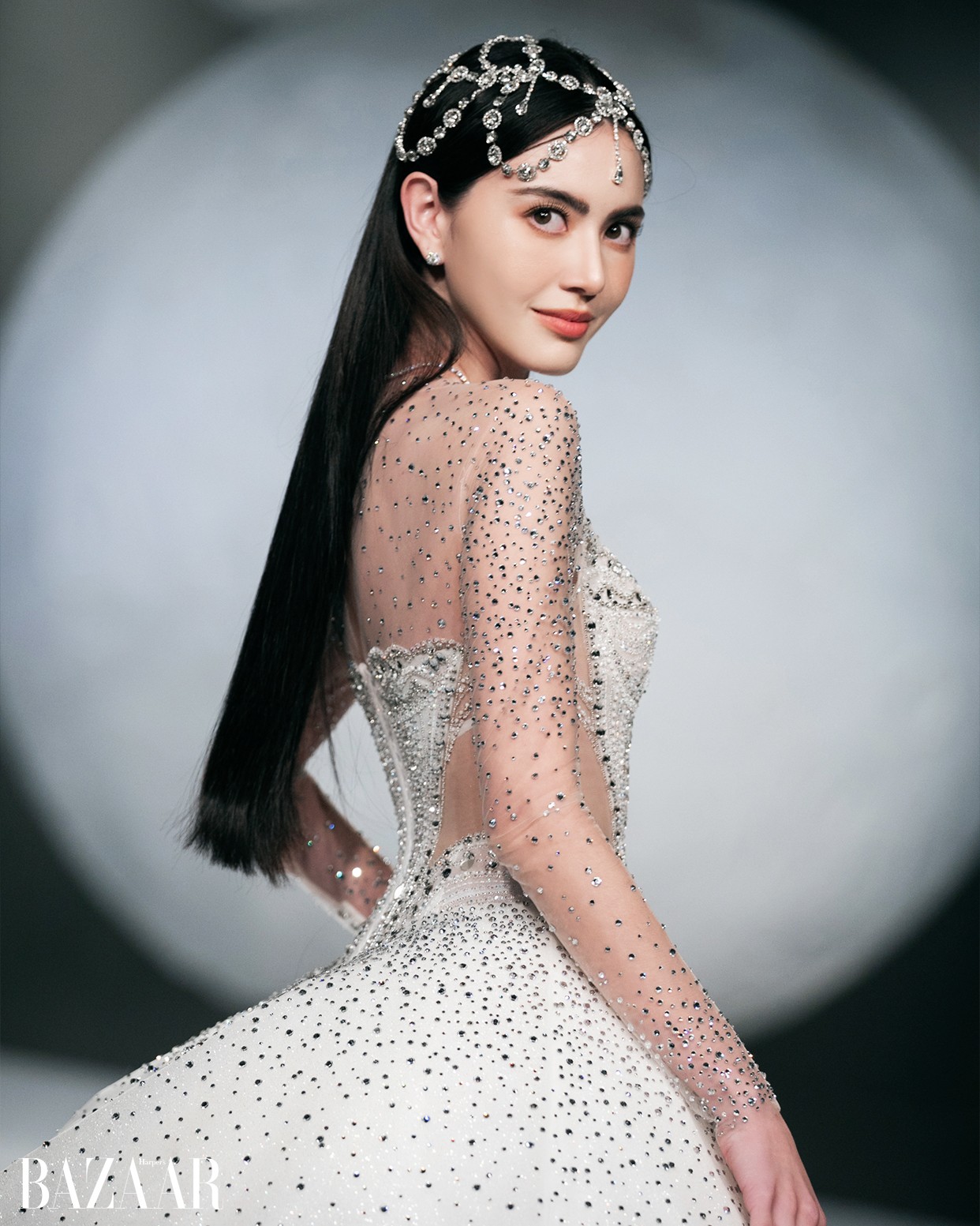 Mai Davika khoe ảnh đội nón lá ăn phở Việt ở sân bay, nhan sắc nữ thần khiến fan xao xuyến - Ảnh 3