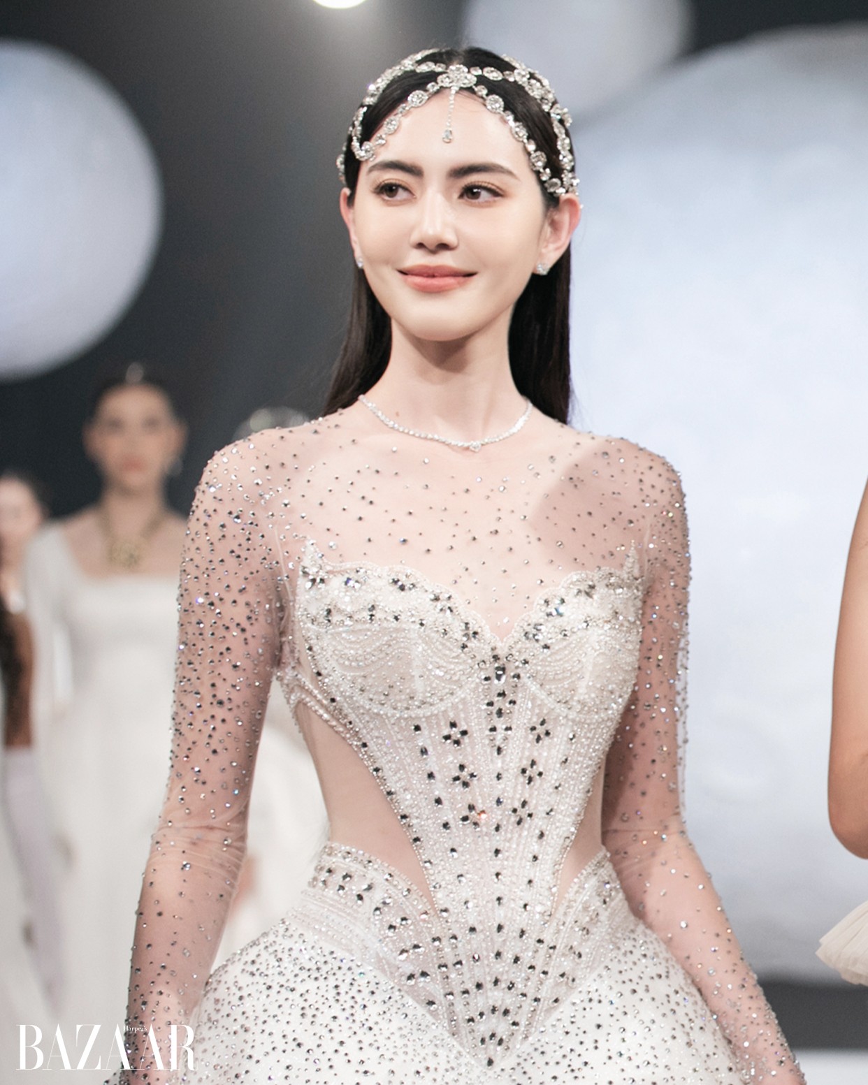 Mai Davika khoe ảnh đội nón lá ăn phở Việt ở sân bay, nhan sắc nữ thần khiến fan xao xuyến - Ảnh 2