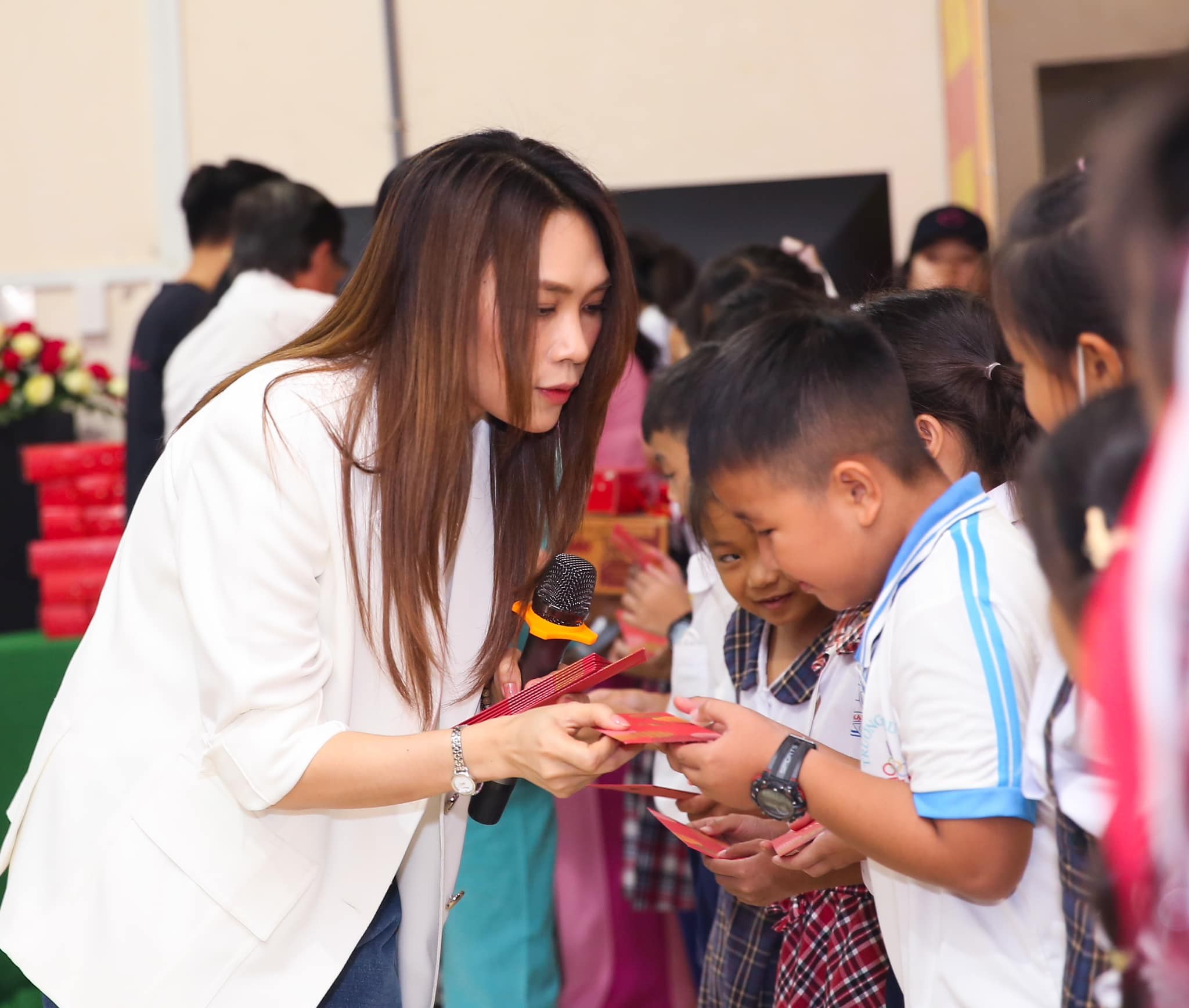 Mỹ Tâm trong chuyến từ thiện tại Bến Tre