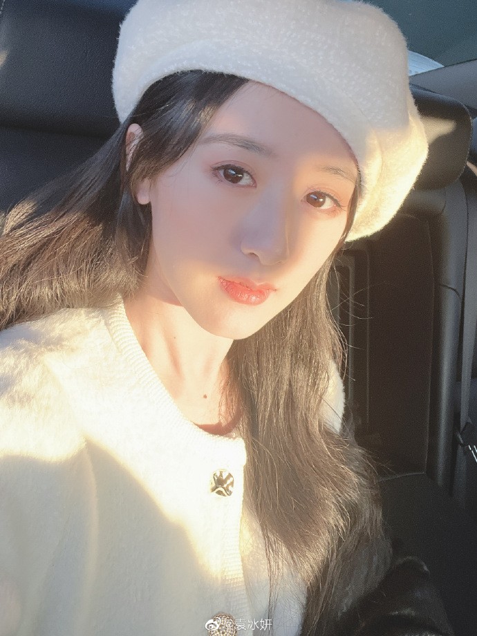 Viên Băng Nghiên bị trang tích xanh CCTV điểm danh nhắc lại vụ trốn thuế. Trong mấy ngày qua, Viên Băng Nghiên leo lên No.1 hot search Weibo với tiêu đề “Viên Băng Nghiên tại sao không bị kết tội trốn thuế”. Ngay sau đó, nữ diễn viên bị CCTV 'dằn mặt'. Netizen cho rằng khả năng quay trở lại Cbiz của Viên Băng Nghiên rất khó xảy ra.