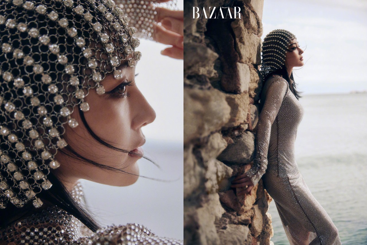 Nữ diễn viên Trương Hinh Dư khiến dân tình trầm trồ khi diện outfit được làm từ 300 viên kim cương lên bìa tạp chí Harper's Bazzar Bulgari. Nhan sắc xinh đẹp, kiều diễm của bà mẹ một con nhận được cơn mưa lời khen.