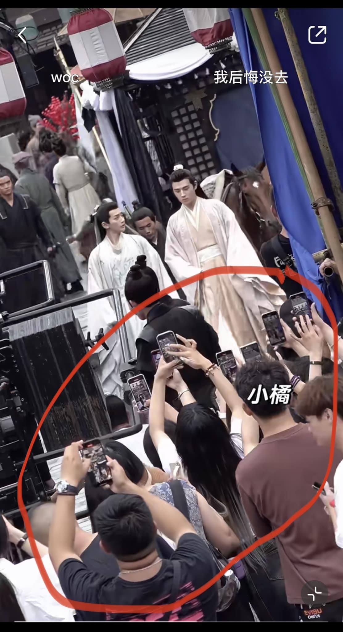 Đoàn làm phim Vân Tú Hành kiếm thêm thu nhập bằng cách bán vé cho người hâm mộ tham quan phim trường. Trong một thời gian ngắn, với sự hot lên của rất nhiều diễn viên trong phim như Tăng Thuấn Hy, Đặng Vi, Vương Dĩ Luân, Điền Gia Thuỵ… Vân Tú Hành đang trở thành bộ phim đang quay thu hút được rất nhiều sự chú ý ở thời điểm hiện tại.