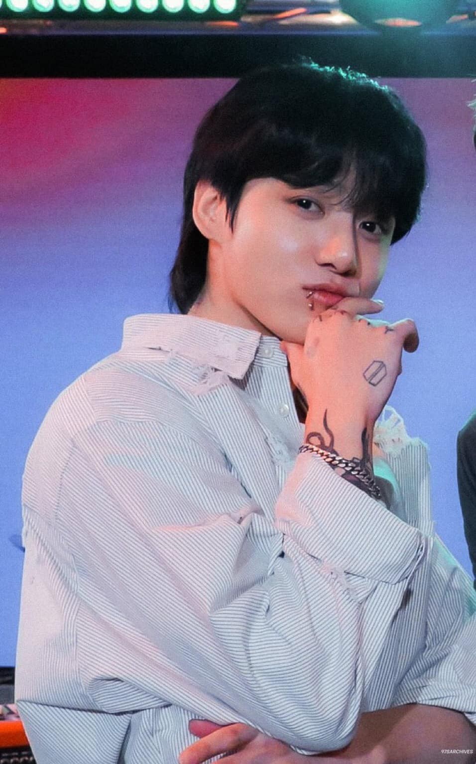 Jungkook (BTS) gây tranh cãi khi lộ ảnh 'phì phèo' hút thuốc lá tại Mỹ - Ảnh 3