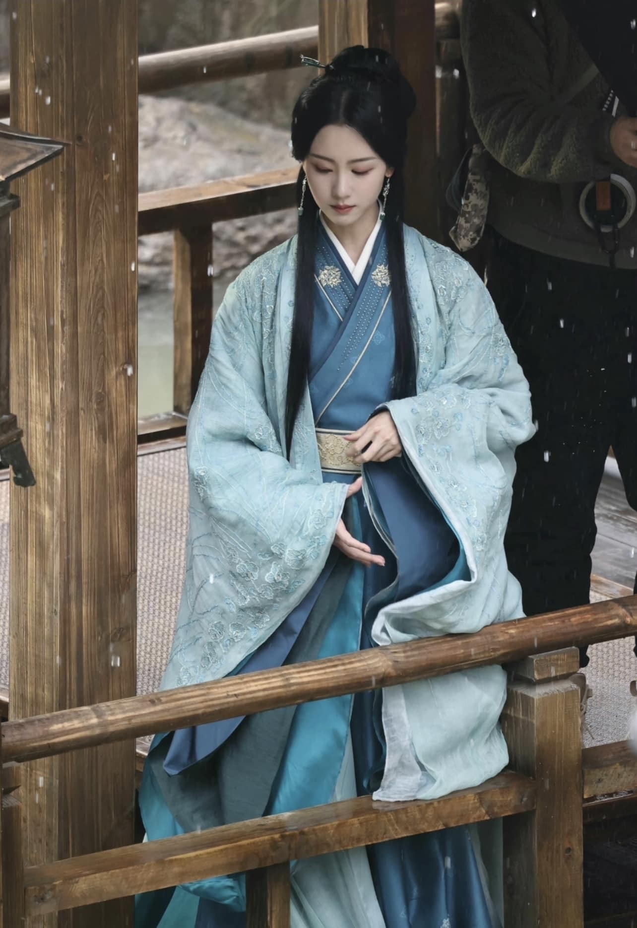 No.1 hot search Weibo: Trần Đô Linh là 'Bạch nguyệt quang' của hàng loạt nam chính. Được biết, thời điểm dịch Covid-19 vào năm ngoái khiến Trần Đô Linh bị mắc kẹt tại Hoành Điếm. Do đó, cô trở thành cameo của rất nhiều đoàn làm phim với vai trò 'bạch nguyệt quang' của nam chính nhờ visual trong trẻo, mỏng manh. Vì vậy năm nay các phim lần lượt phát sóng, khán giả sẽ thấy Trần Đô Linh đều góp mặt, bao gồm: Liên Hoa Lâu, Vân Chi Vũ, Tây Xuất Ngọc Môn, còn có Nhất Niệm Quan Sơn, Hồ Yêu Tiểu Hồng Nương