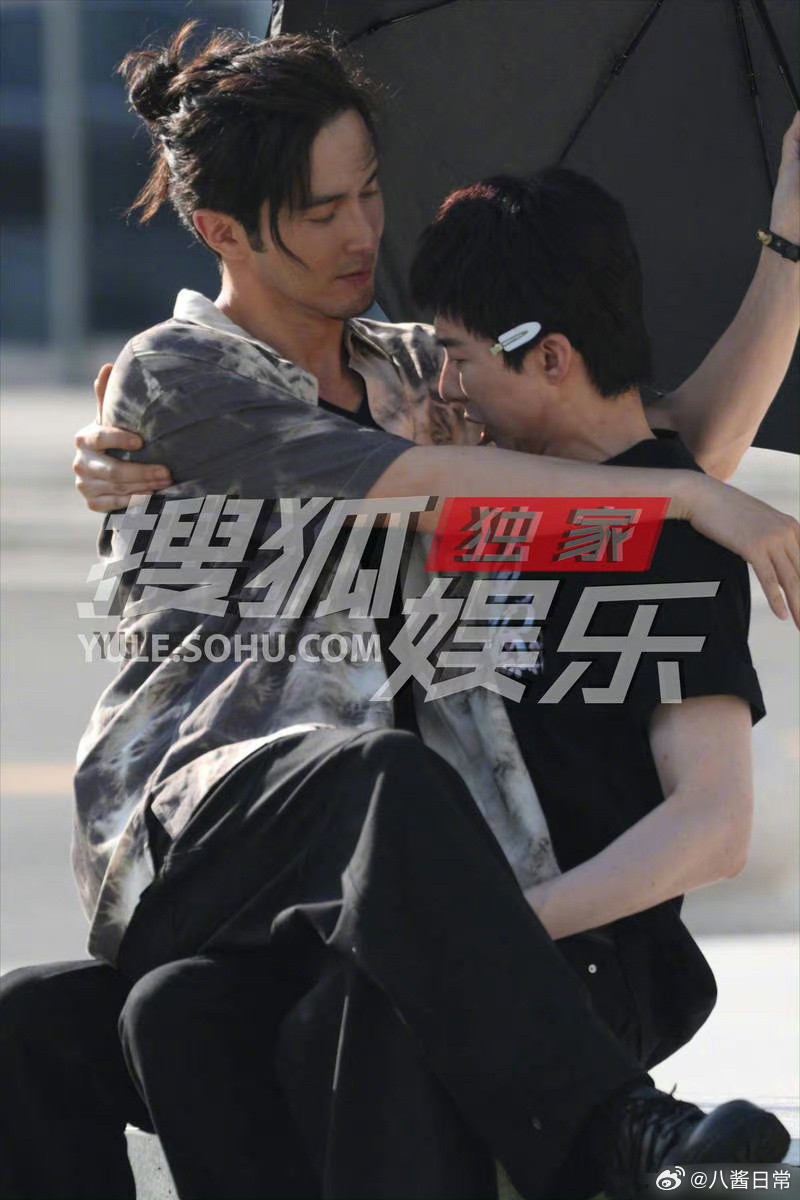 Hình ảnh hài hước của Lưu Vũ Ninh và Cao Vĩ Quang trên hậu trường phim 'Cô gái ve sầu'.