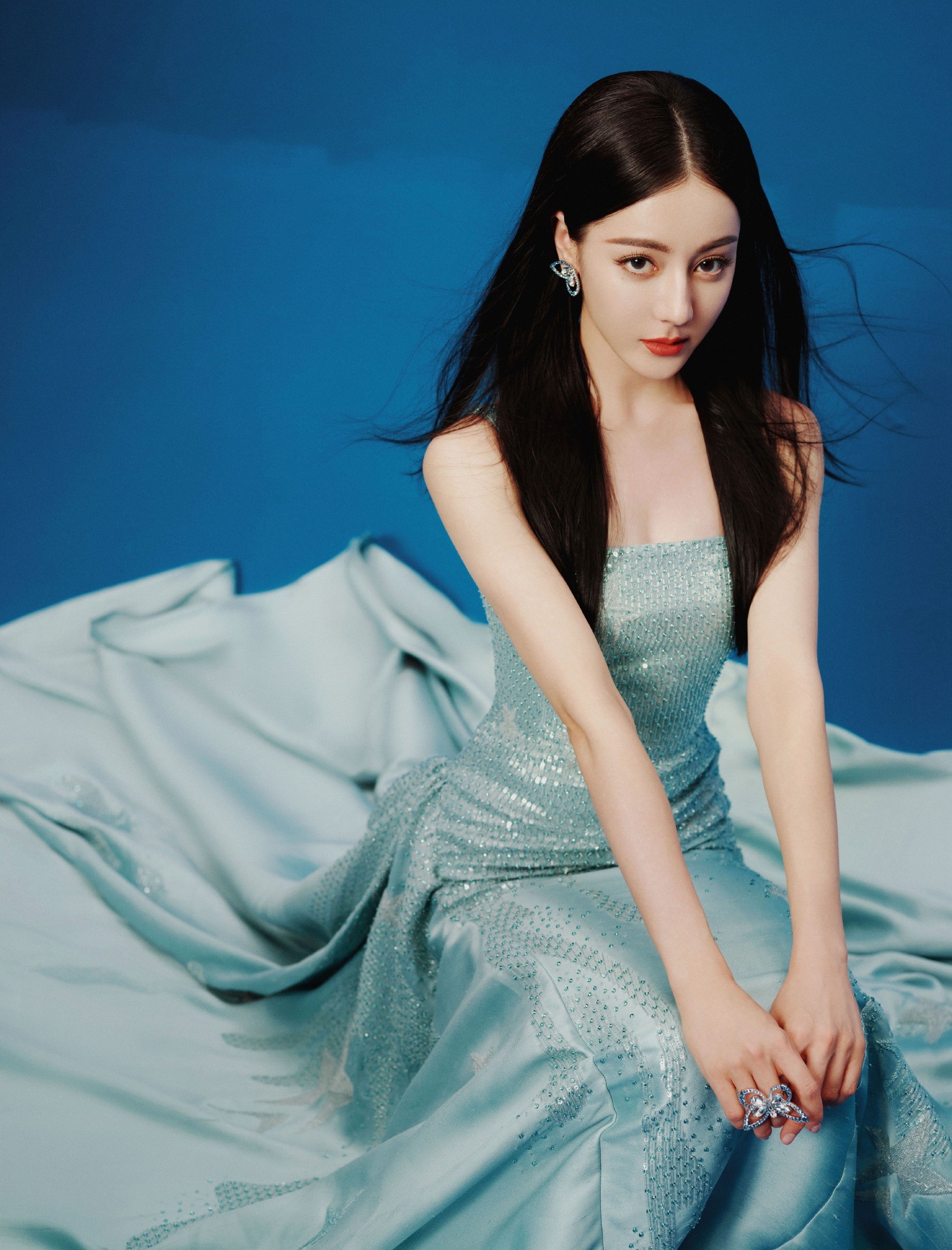 Địch Lệ Nhiệt Ba như nàng tiên cá trong bộ váy xanh pastel tại event kỷ niệm 10 năm của thương hiệu AEGEAN. Trang phục nữ diễn viên đang mặc là đồ thiết kế đến từ BST thu đông 2023 của Julien Fournié.