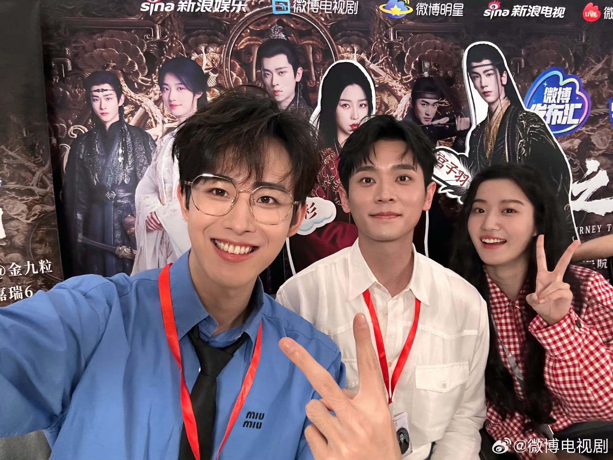 Dàn diễn viên phụ của Vân Chi Vũ: Thừa Lỗi, Lư Dục Hiểu, Điền Gia Thụy cùng nhau tham gia hoạt động livestream tuyên truyền phim tại trụ sở Sina