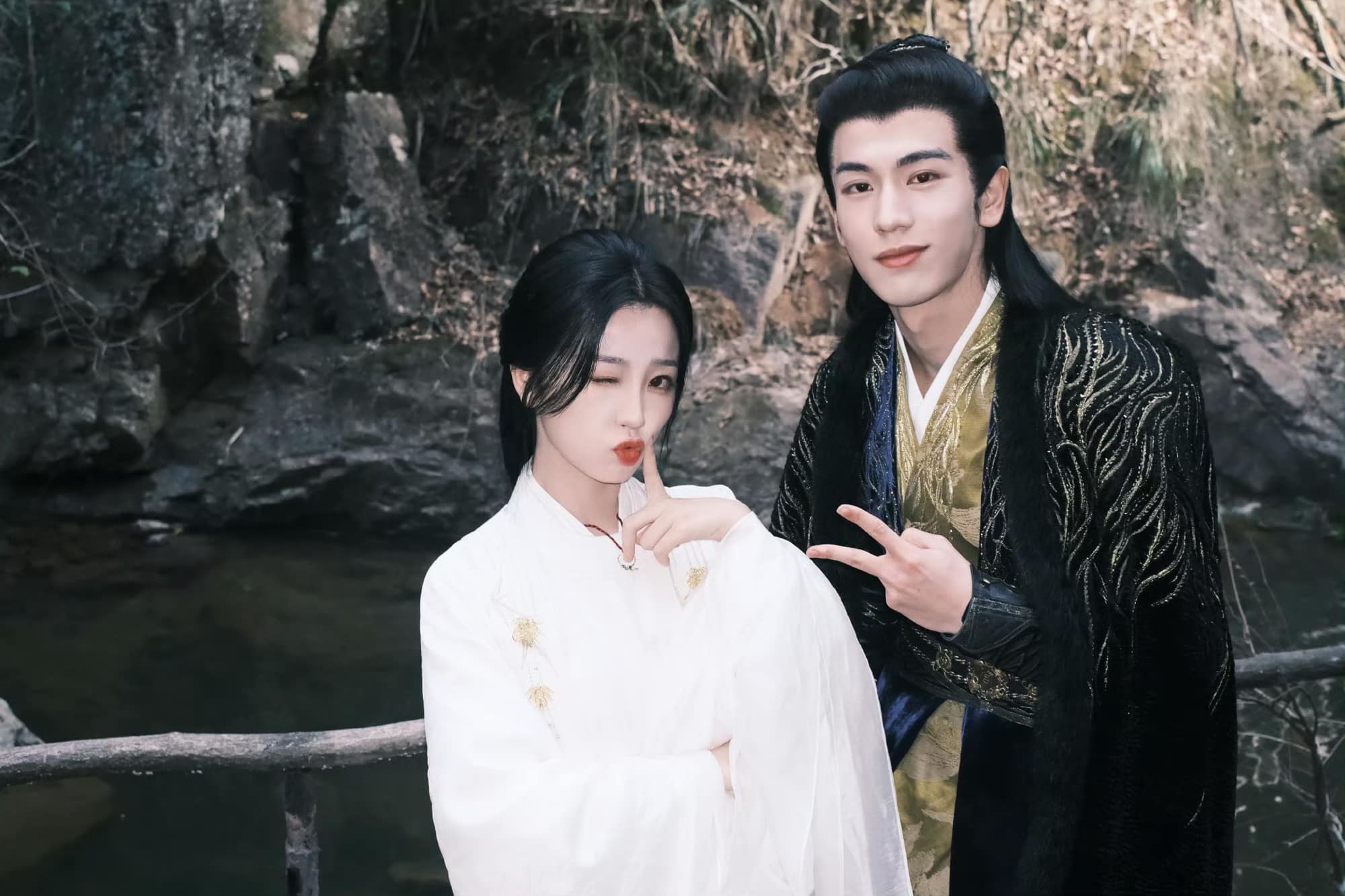 Vân Chi Vũ: Sau khi fan nổi đóa 'diss' nhà sản xuất và đạo diễn, thời lượng lên hình của cặp đôi chính Ngu Thư Hân, Trương Lăng Hách đã nhiều trở lại trong hai tập 15-16.