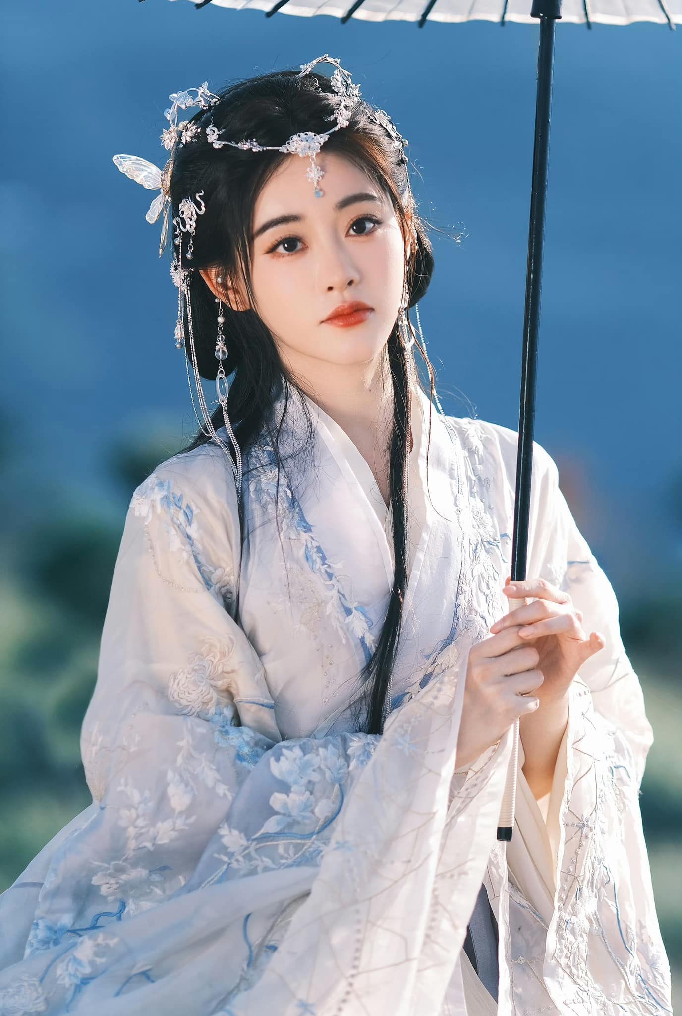 Chúc Tự Đan khoe vẻ đẹp trong trẻo, thanh thuần trong bộ ảnh mới được đăng tải trên trang cá nhân. Cô nàng hiện đang trong đoàn làm phim 'Hồ Yêu Tiểu Nguyệt Nương: Nguyệt Hồng'