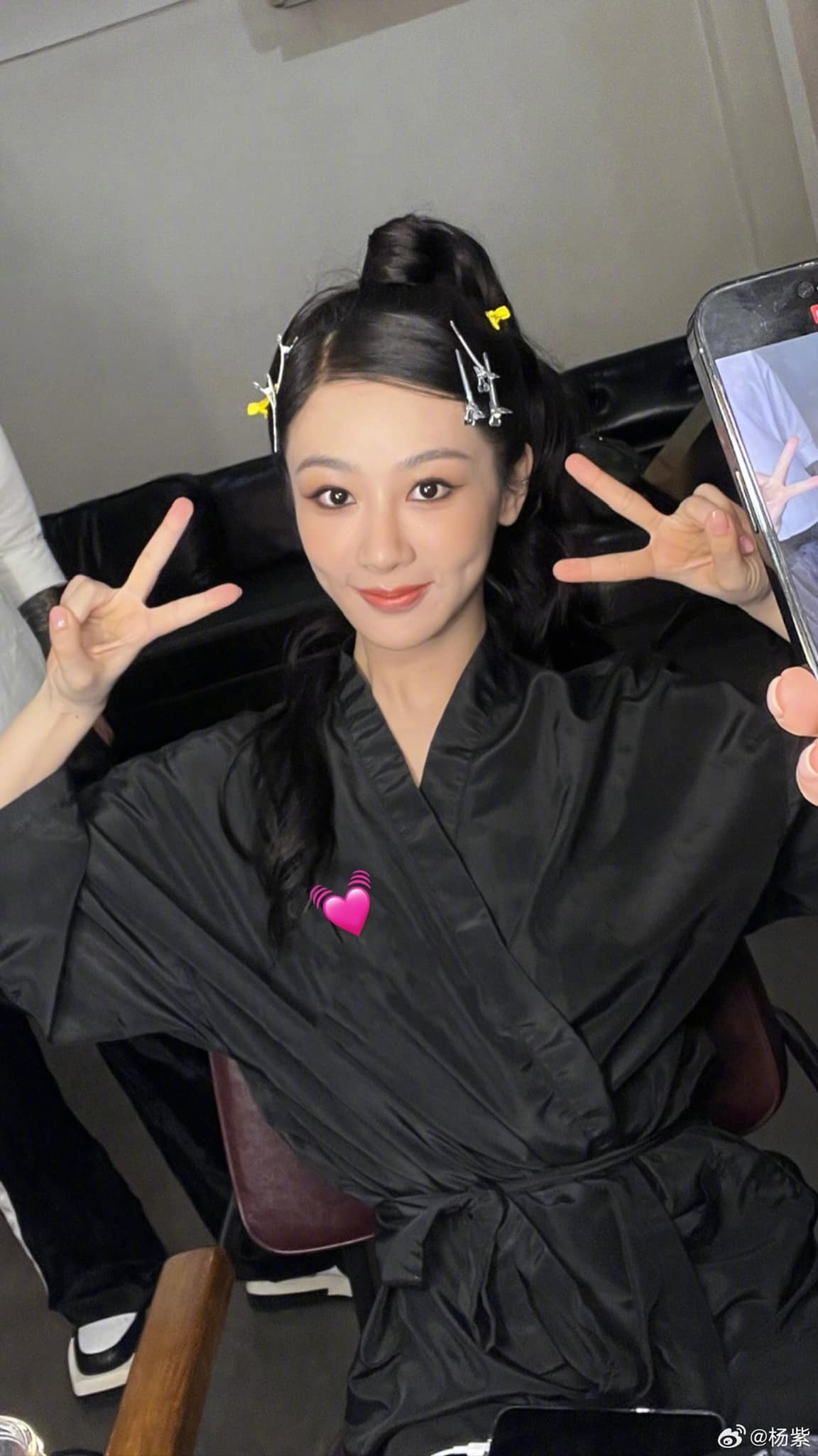 Fan Dương Tử 'duy quyền' đòi quyền lợi cho nữ diễn viên trên Weibo, chủ yếu liên quan đến tạo hình, trang phục không phù hợp. Phía Station X phản hồi đã đổi stylist 1 lần 