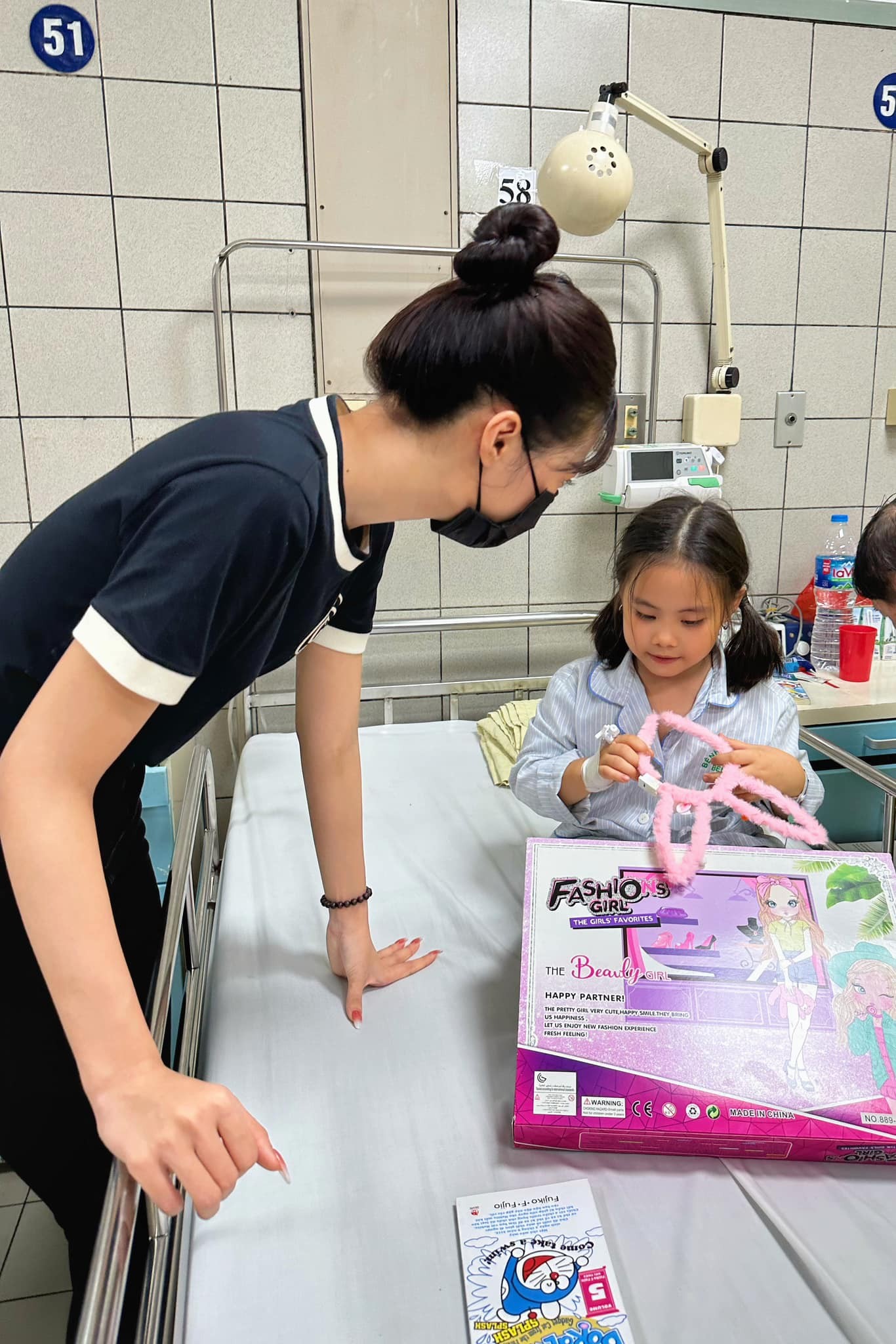 Á hậu Kiều Loan có mặt hỗ trợ cho các gia đình, nạn nhân trong vụ cháy ở Hà Nội - Ảnh 2