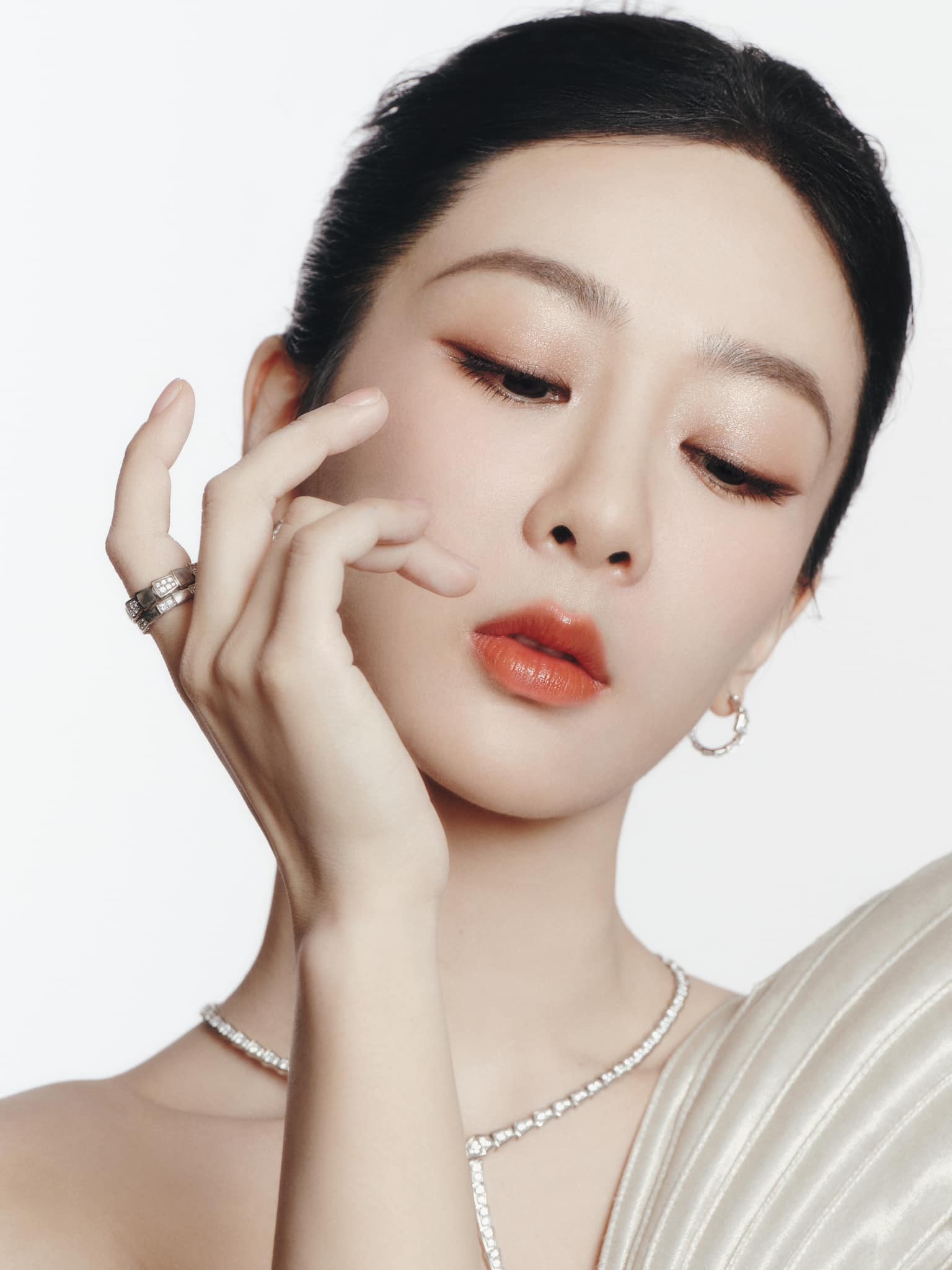 Dương Tử xinh như nữ thần trong thiết kế Haute Couture sang chảnh, nhan sắc lên hương sau khi bị fan 'diss' stylist - Ảnh 1