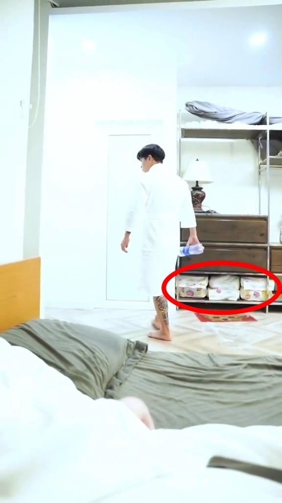 Ngăn tủ đầy bỉm sơ sinh của vợ chồng Hồ Quang Hiếu dấy lên tin đồn cả hai có em bé Ngăn tủ đầy bỉm sơ sinh của vợ chồng Hồ Quang Hiếu dấy lên tin đồn cả hai có em bé