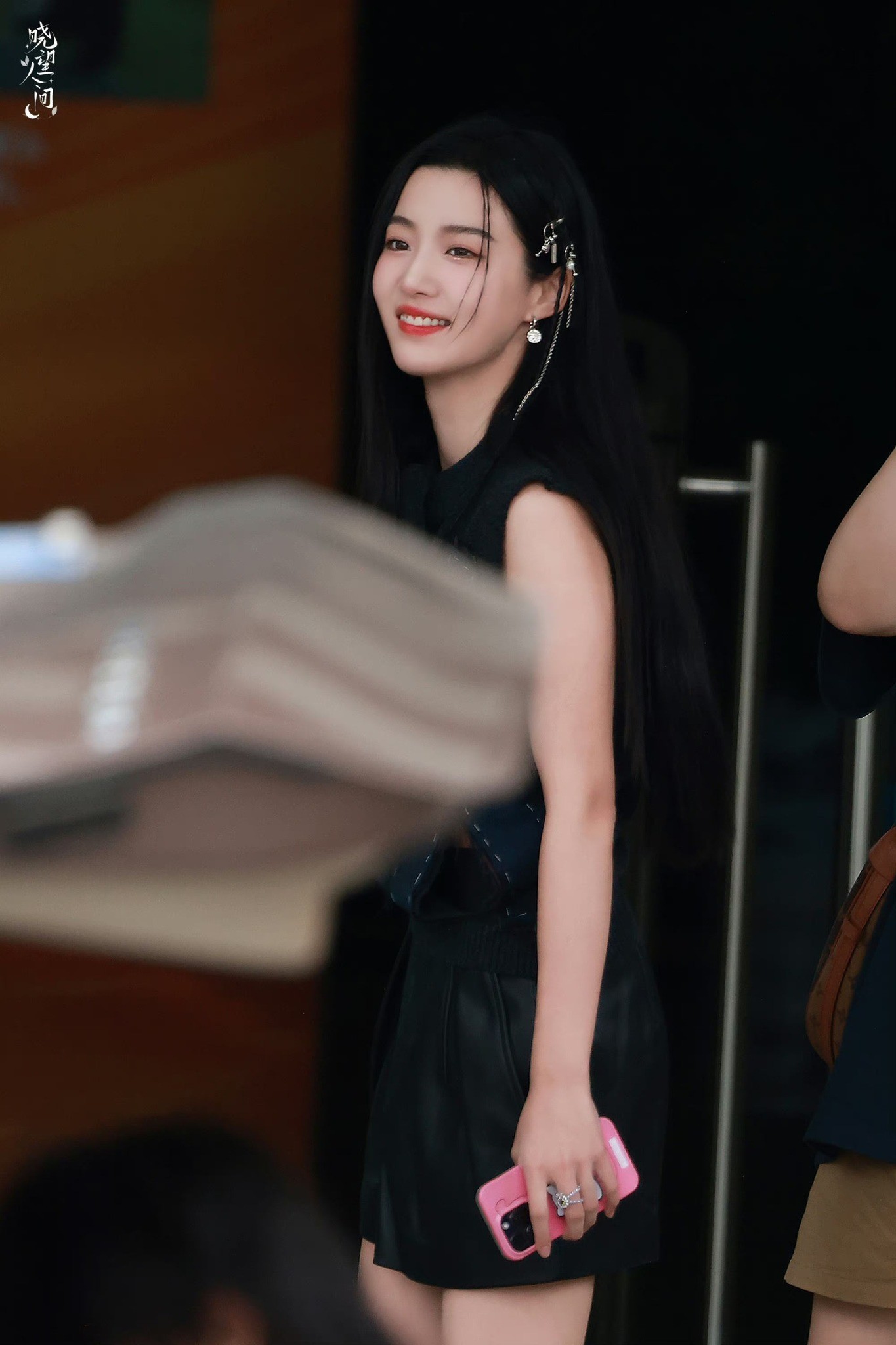 Mỹ nhân 'Vân Chi Vũ' Lư Dục Hiểu bật khóc vì cảm động khi được các fan tiếp ứng, đứng chờ để cổ vũ cô nàng ghi hình chương trình 'Xin chào thứ bảy'. Nữ diễn viên thậm chí còn xin cờ tiếp ứng của fan để mang về làm kỷ niệm. Đây là lần đầu tiên Lư Dục Hiểu nhận được sự ủng hộ lớn đến vậy sau 4 năm vào nghề