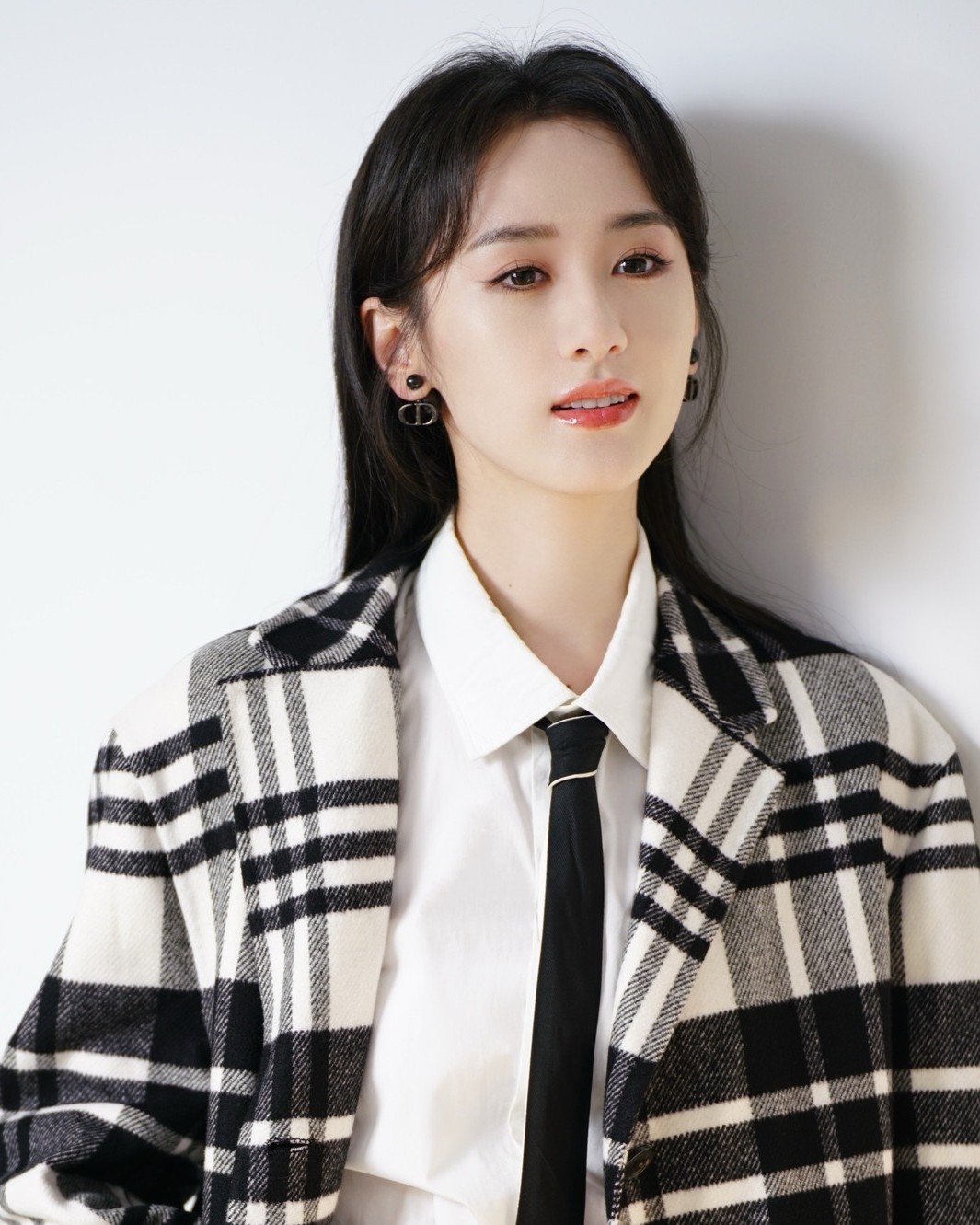 Hot search: Cục thuế ra thông báo về vụ trốn thuế của Viên Băng Nghiên. Theo đó, nữ diễn viên đã tích cực phối hợp với cơ quan thuế, chủ động nộp các khoản phí trả chậm là 2,97 triệu NDT (khoảng 9.9 tỷ đồng); các công ty của cô cũng phải nộp tổng cộng 1,32 triệu NDT (khoảng 4.4 tỷ đồng). 