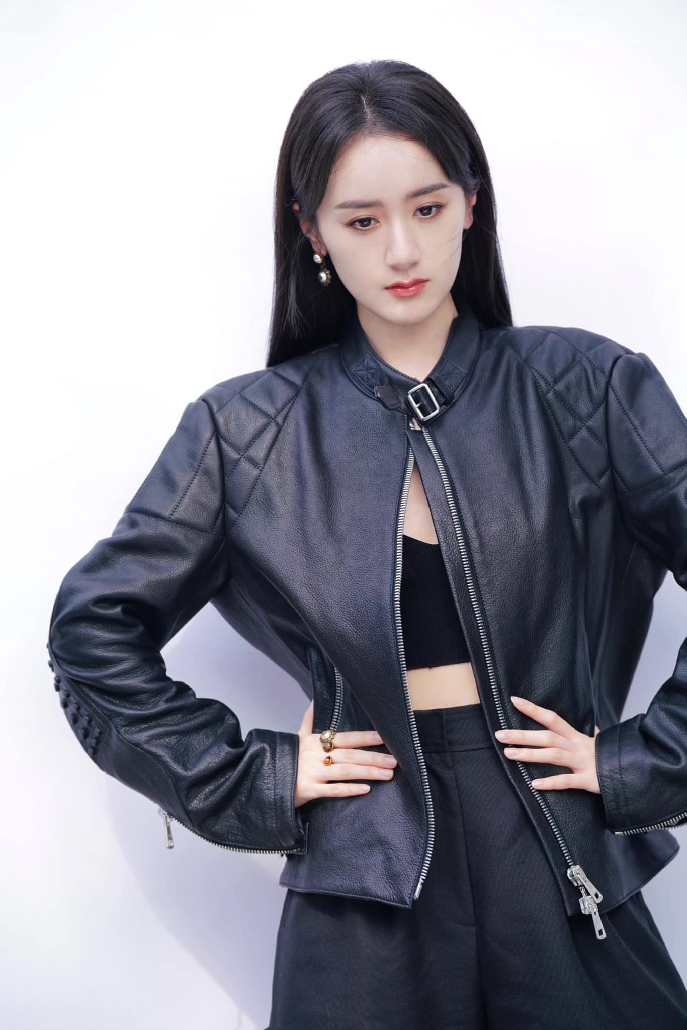 Sau thông tin trốn thuế của Viên Băng Nghiên bị công bố, hàng loạt đài truyền hình lớn như Hồ Nam, Chiết Giang, An Huy, Bắc Kinh,... và các nhãn hàng đồng loạt xóa bỏ tất cả các bài viết liên quan đến Viên Băng Nghiên. Cư dân mạng xứ Trung nhận định quá trình 'phong sát' nữ diễn viên chính thức bắt đầu