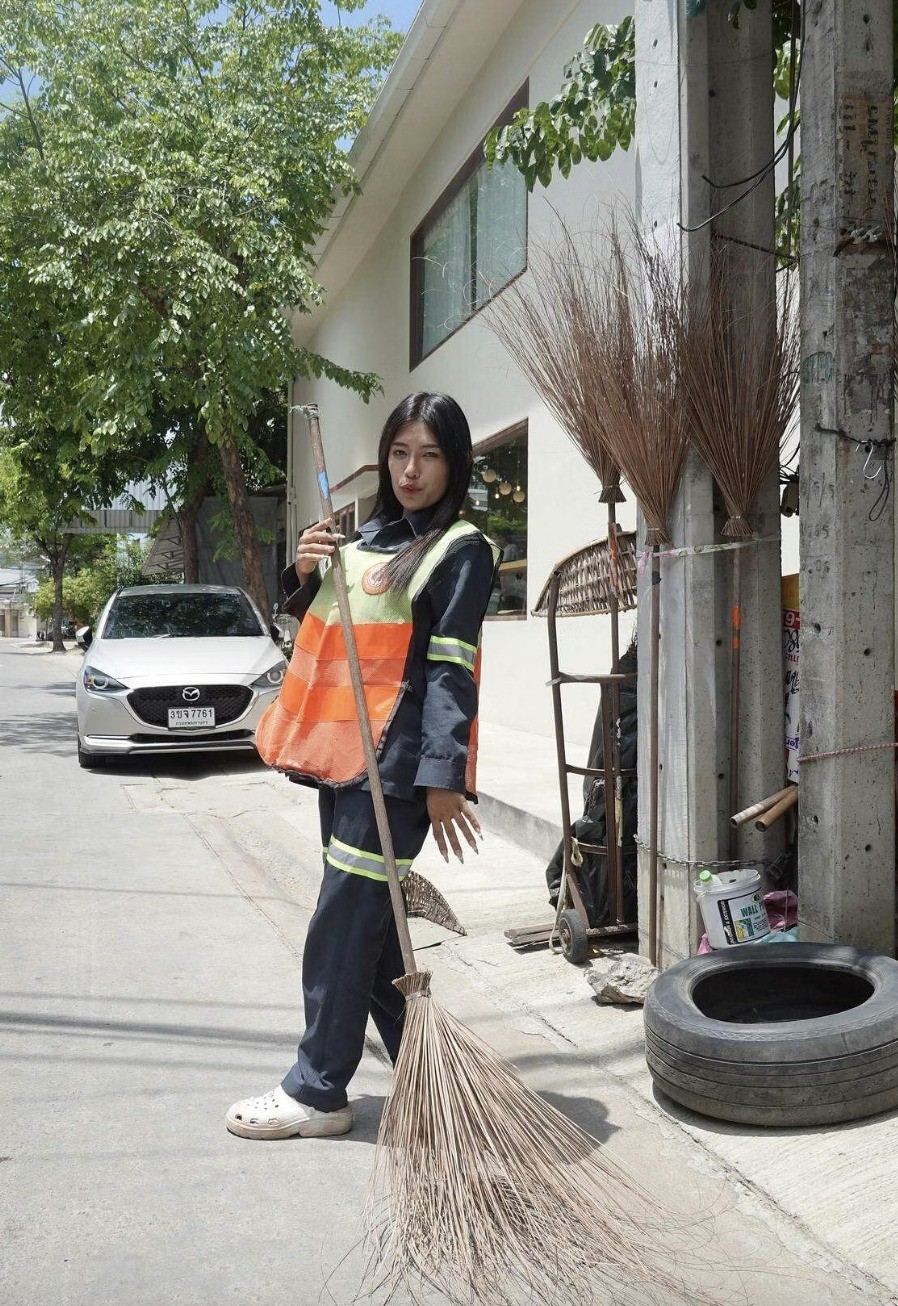  Pattaramon Thocharoen - cô nhân viên dọn vệ sinh được mệnh danh 'cô quét rác đẹp nhất Thái Lan'.