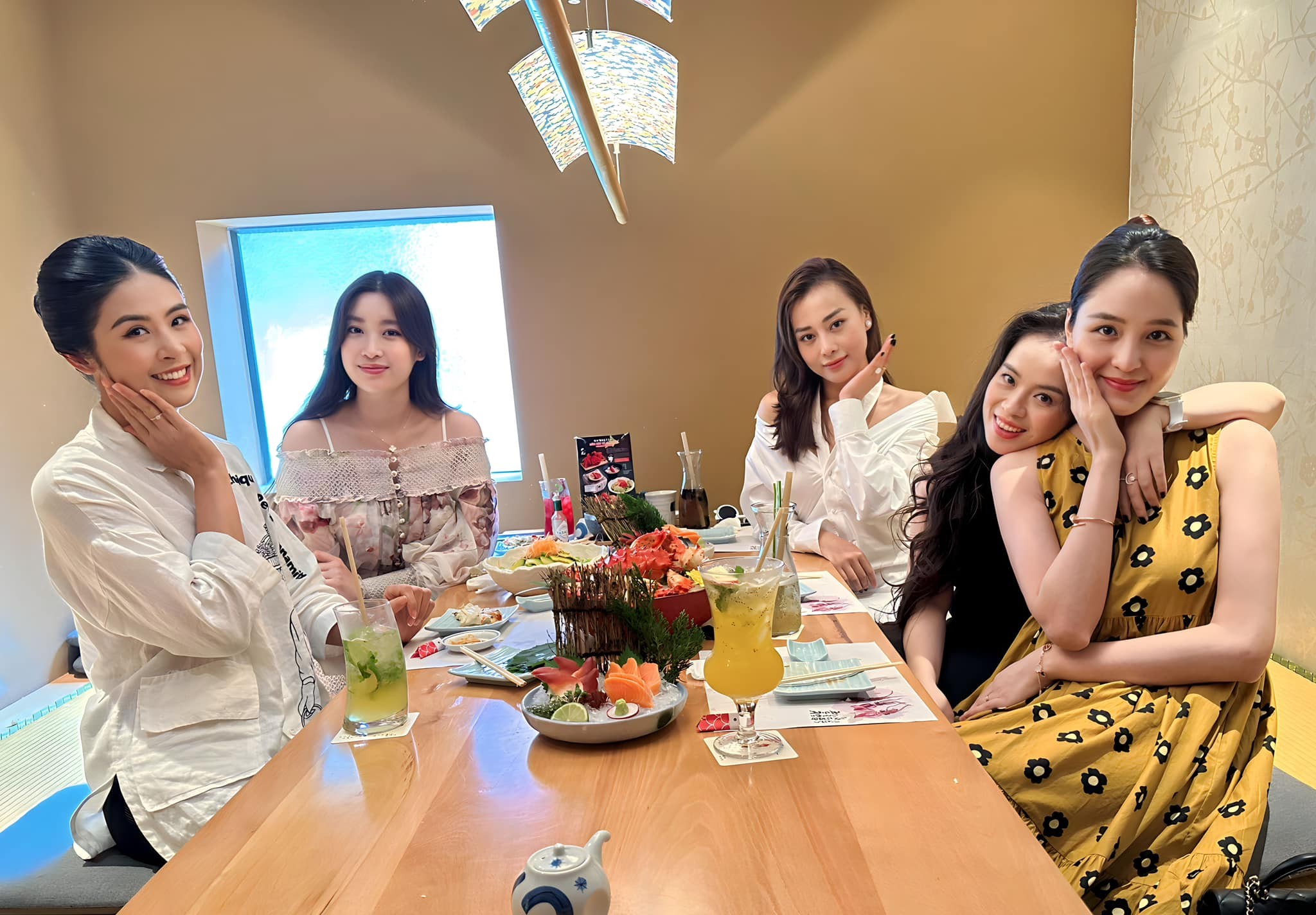 Ngọc Hân tụ tập cùng hội bạn thân gồm diễn viên Phương Oanh và Hoa hậu Đỗ Mỹ Linh