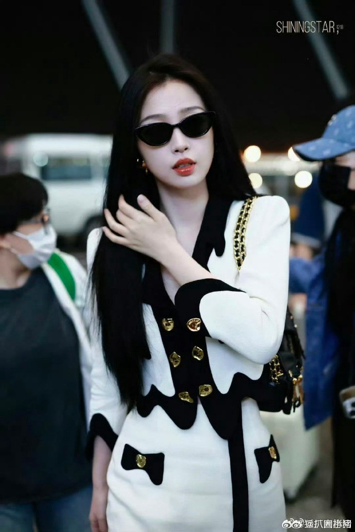 Ngu Thư Hân chuẩn khí chất 'high fashion' trên đường tham dự tuần lễ thời trang Milan