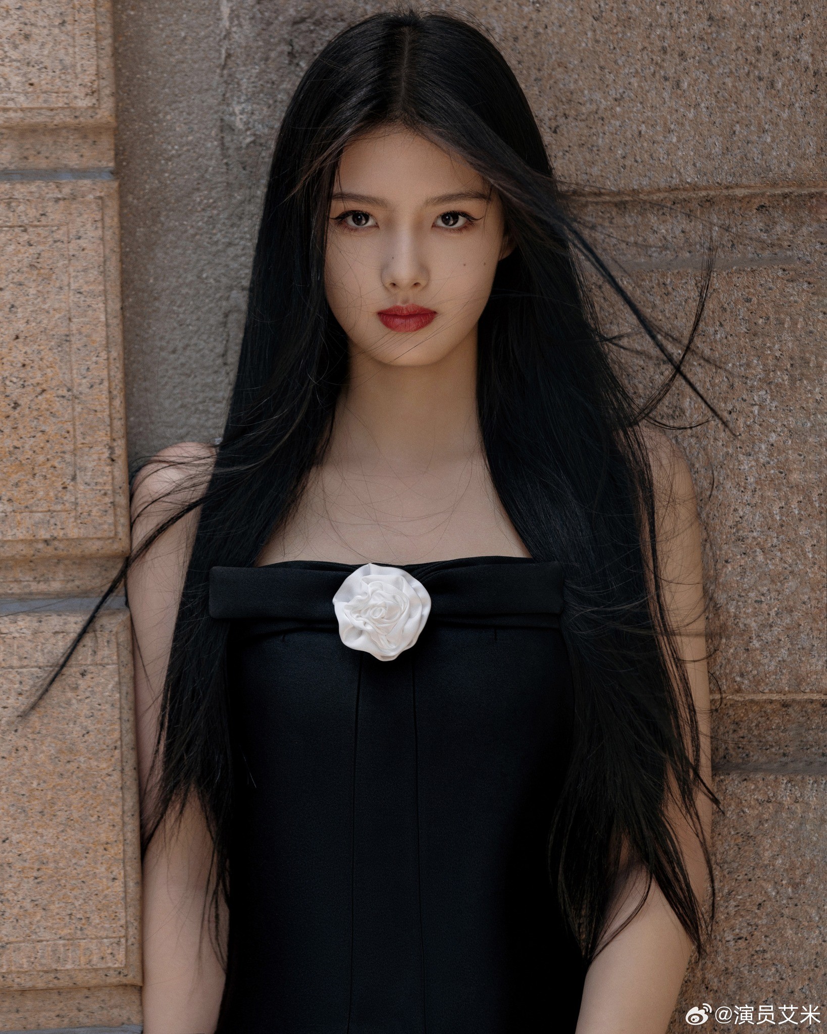 Nữ diễn viên 15 tuổi Ngải Mễ (sinh năm 2008) được yêu thích sau 'Vân Chi Vũ'. Tham gia đóng phim từ năm 6 tuổi, Ngải Mễ sở hữu một gia tài khổng lồ các tác phẩm phim ảnh: Hộc Châu Phu Nhân, Âm Dương Sư: Tình Nhã Tập, Âm Dương Sư: Thị Thần Lệnh, Sơn Hải Tình, Thả Thí Thiên Hạ, Thiếu Niên Ca Hành, Trường Phong Độ, Vân Chi Vũ,...