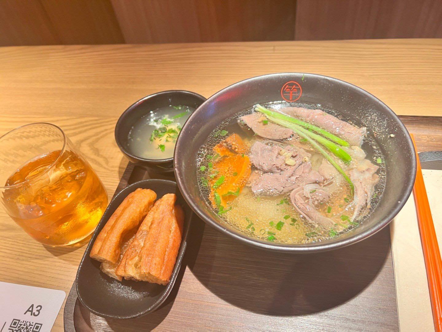 Cận cảnh quán phở Việt của Chi Pu ở Thượng Hải, Trung Quốc - Ảnh 5 Cận cảnh quán phở Việt của Chi Pu ở Thượng Hải, Trung Quốc - Ảnh 5