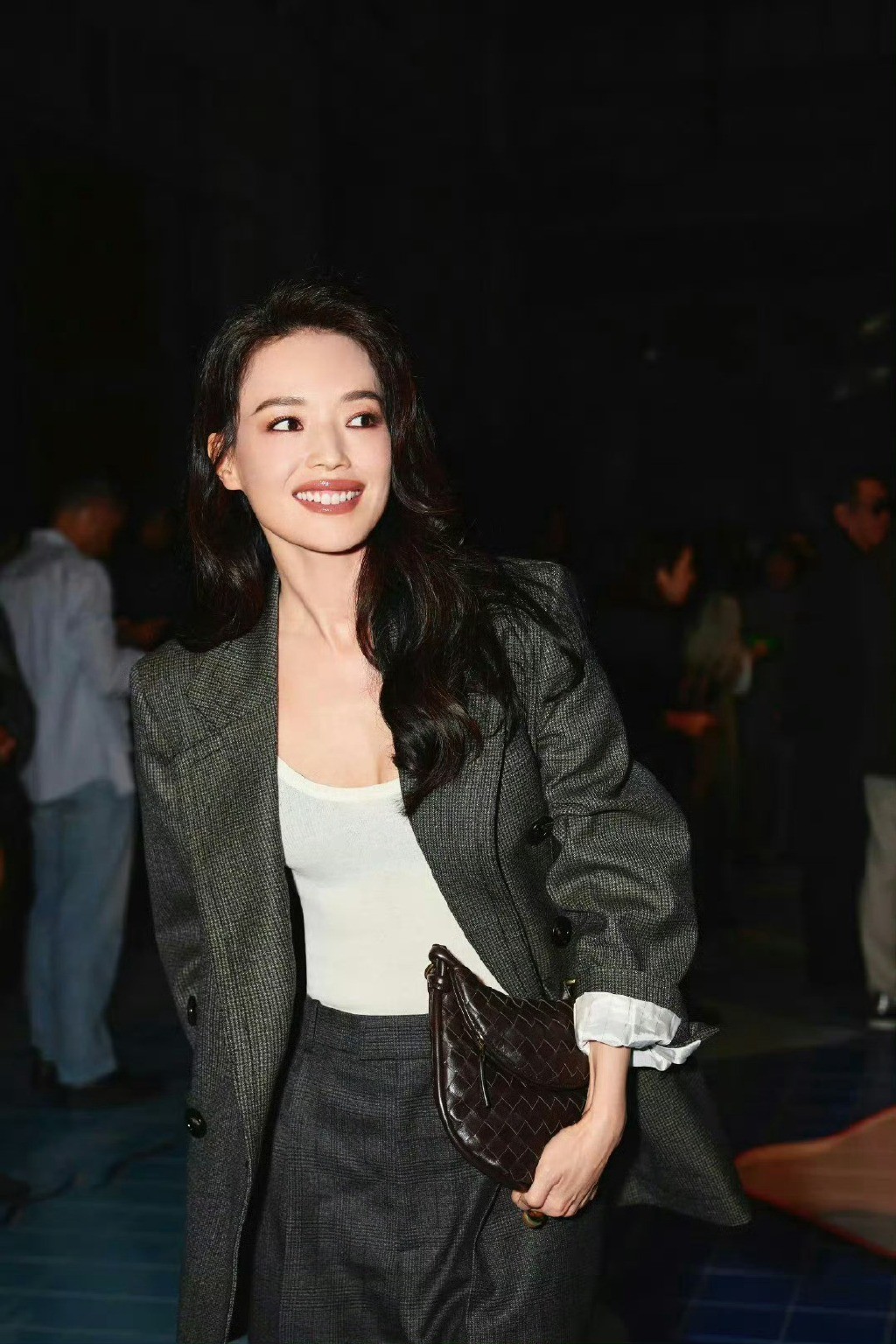 Thư Kỳ xuất hiện tại Milan Fashion Week với visual và thần thái đỉnh cao bất chấp camera thường