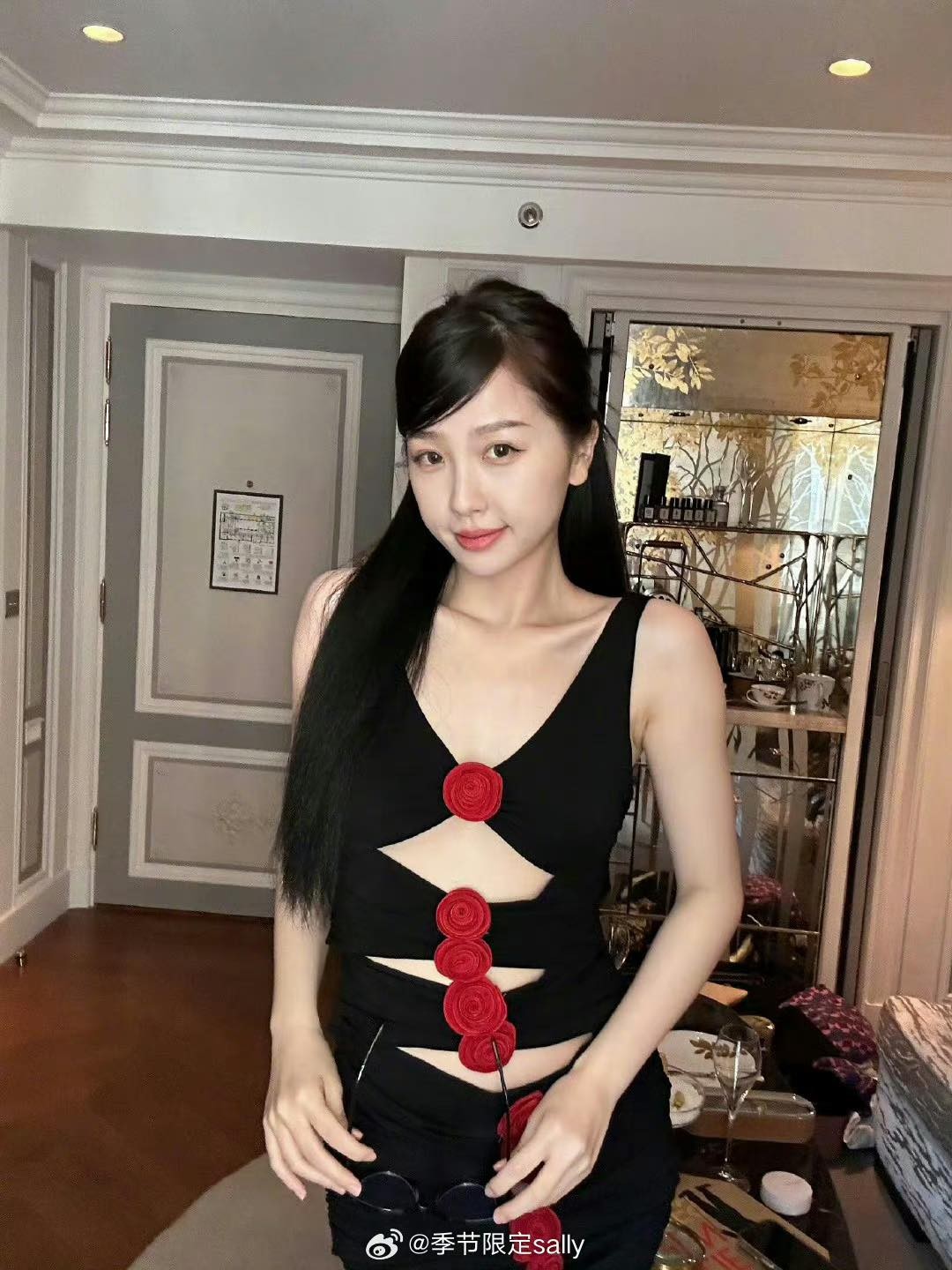 Ngu Thư Hân bị chê bai thậm tệ về gu thời trang khi check in đồ đi chơi tại khách sạn Paris. Nữ diễn viên hiện đang ở Pháp để tham dự Fashion Week