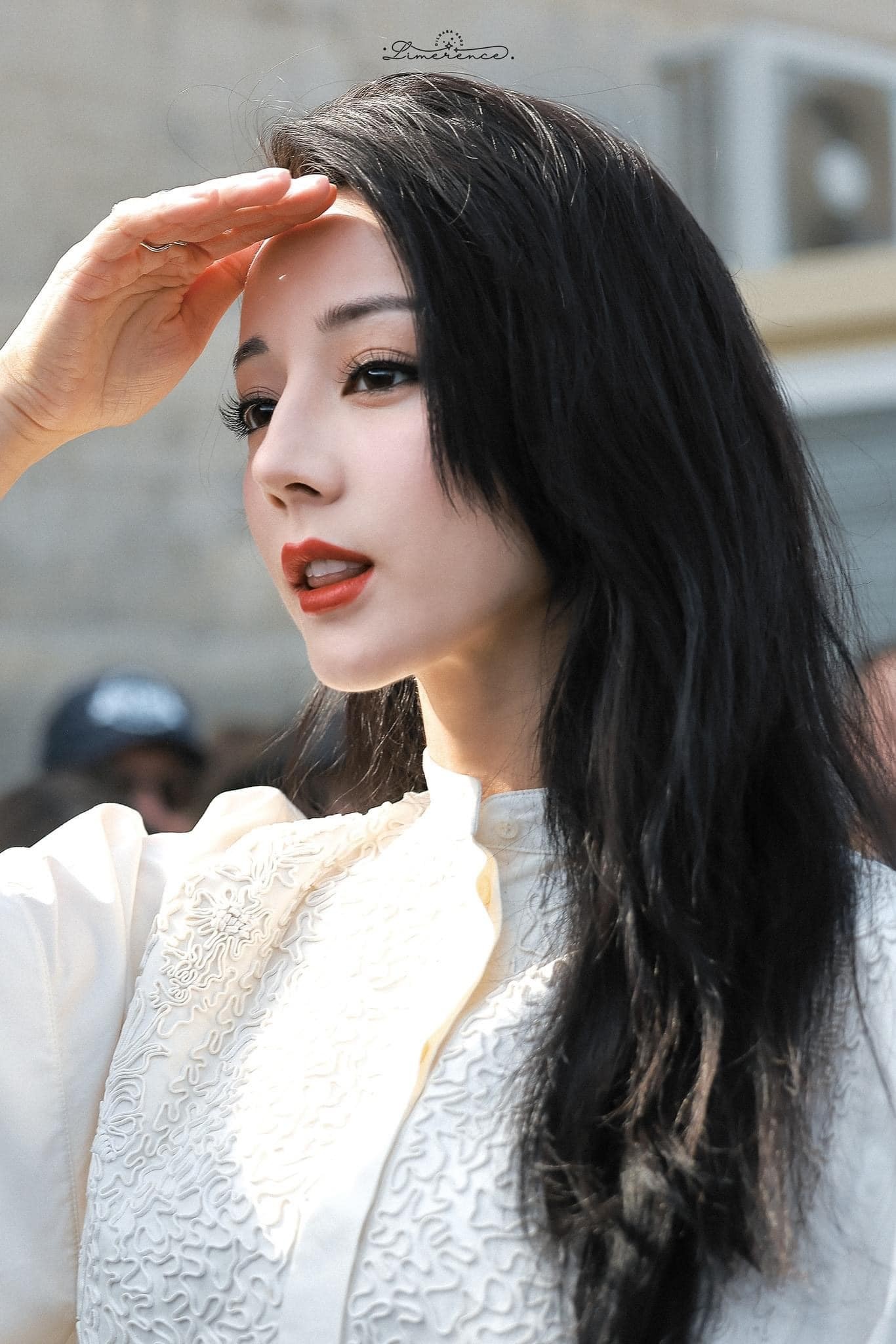 Địch Lệ Nhiệt Ba đẹp tựa nàng thơ, chiếm trọn spotlight tại Paris với visual nữ thần - Ảnh 2