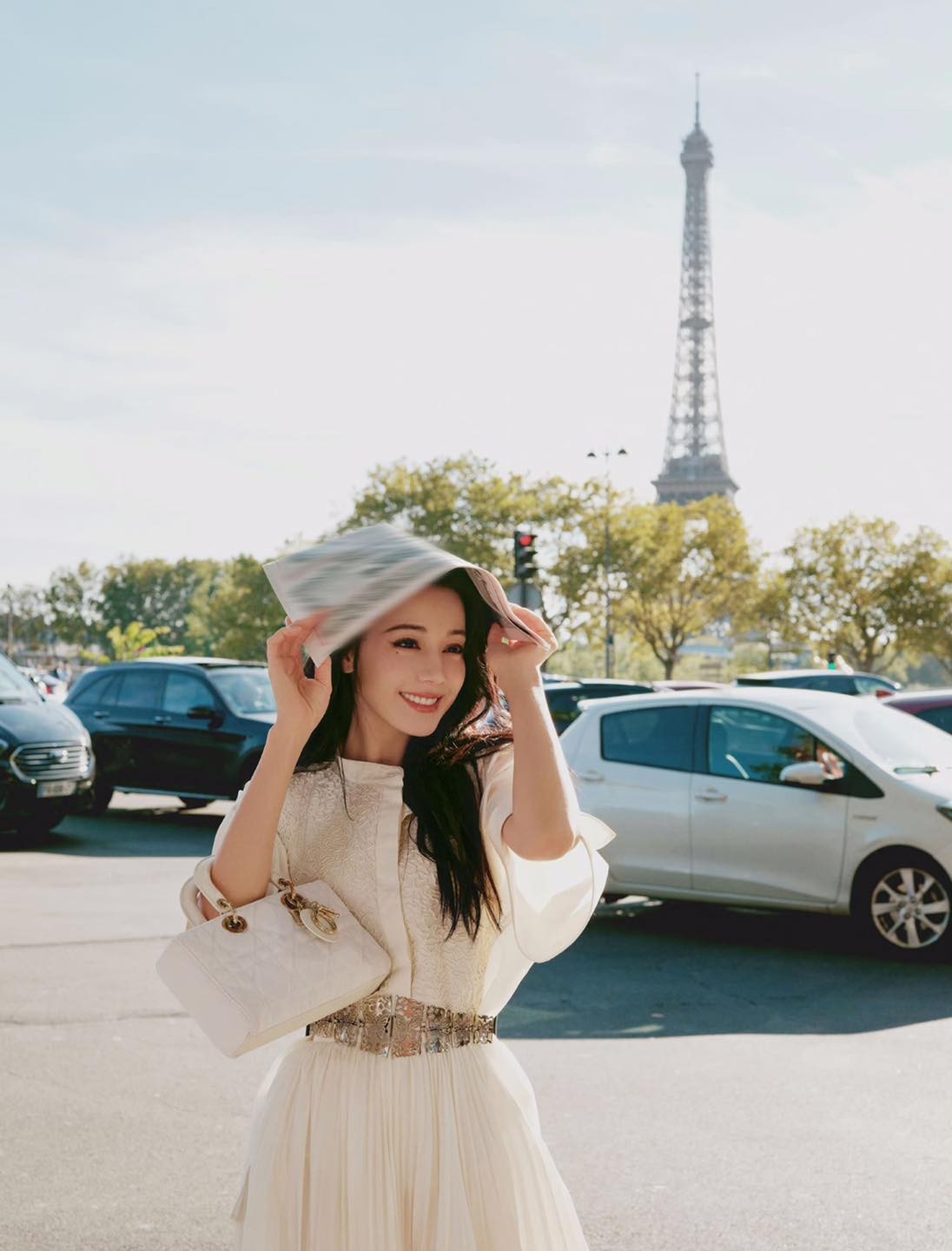 Địch Lệ Nhiệt Ba đẹp tựa nàng thơ, chiếm trọn spotlight tại Paris với visual nữ thần - Ảnh 5