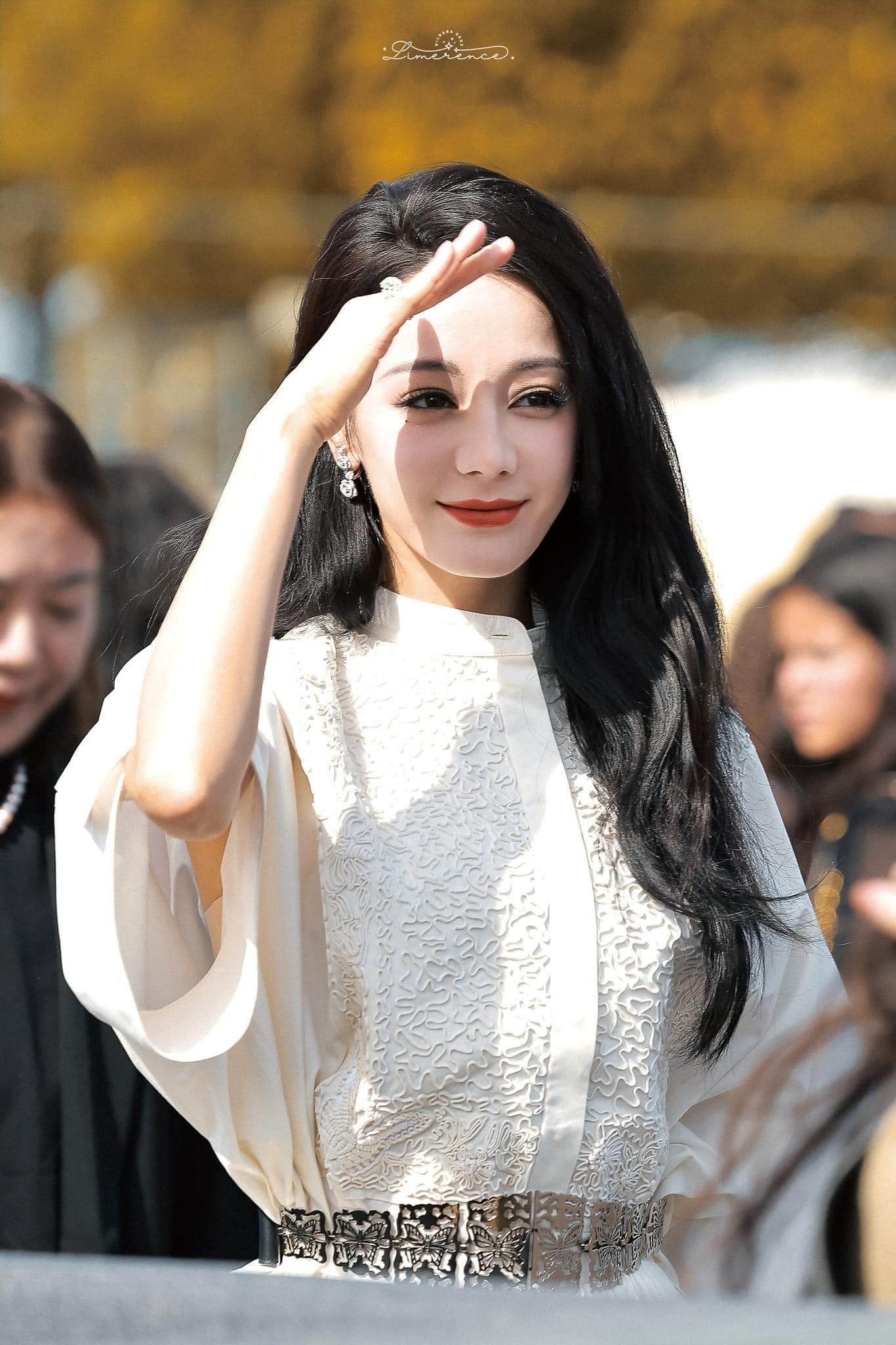 Địch Lệ Nhiệt Ba đẹp tựa nàng thơ, chiếm trọn spotlight tại Paris với visual nữ thần - Ảnh 1