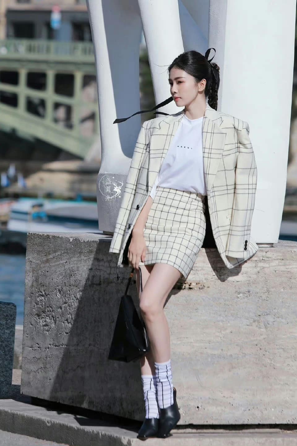 Bạch Lộc xuất hiện tại tuần lễ thời trang Paris. Nữ diễn viên sẽ tham dự show diễn thời trang của thương hiệu Marni. Trong lứa tiểu hoa sau 95, Bạch Lộc là cái tên nhận được nhiều sự chú ý tại sự kiện thời trang lần này bên cạnh Ngu Thư Hân và Triệu Lộ Tư.