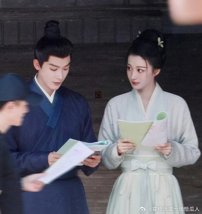 Trương Vãn Ý và Vương Sở Nhiên trên phim trường ''Liễu Chu Ký'' (tên cũ: Kiều Tàng)