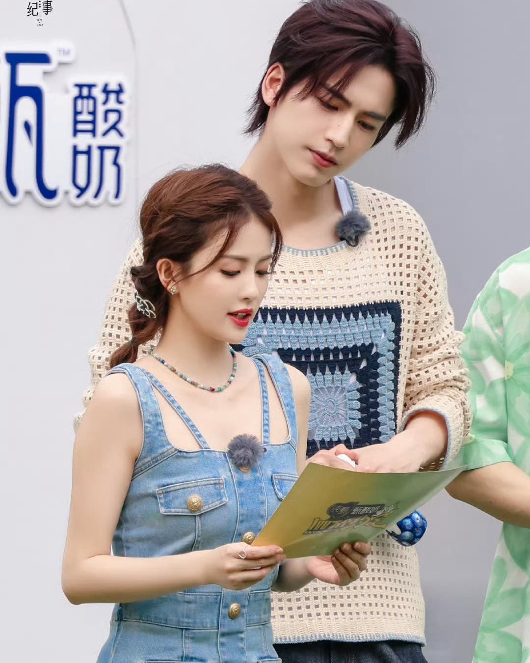 Paparazzi Lưu Đại Chuỳ tiết lộ Bạch Lộc - Trương Lăng Hách đã chia tay. Thông tin trên nhanh chóng leo lên No.1 hotsearch Weibo