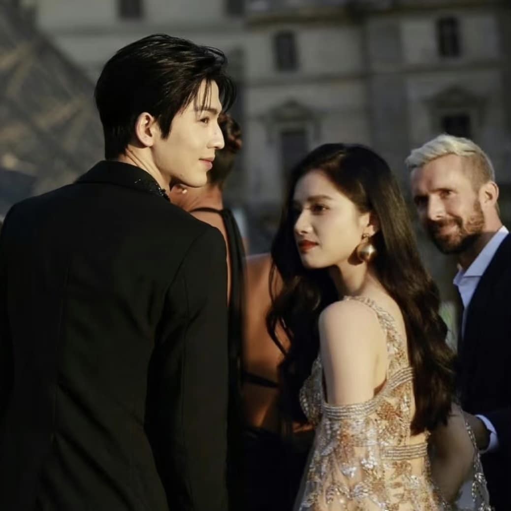 Khoảnh khắc Trương Lăng Hách và Trương Tịnh Nghi cùng xuất hiện tại Tuần lễ thời trang Paris gây sốt trên mạng xã hội, cả hai được ví với hoàng tử - công chúa ngoài đời thật với visual đậm chất hoàng gia