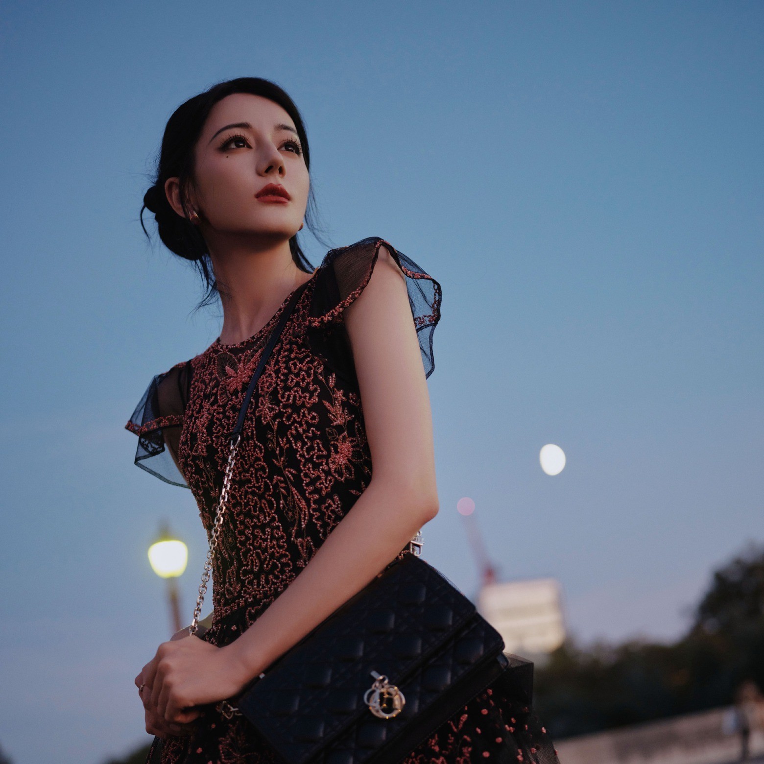 Thần thái đỉnh cao của Địch Lệ Nhiệt Ba trong chiếc váy Dior tại Tuần lễ thời trang Paris khiến dân tình khen nức nở