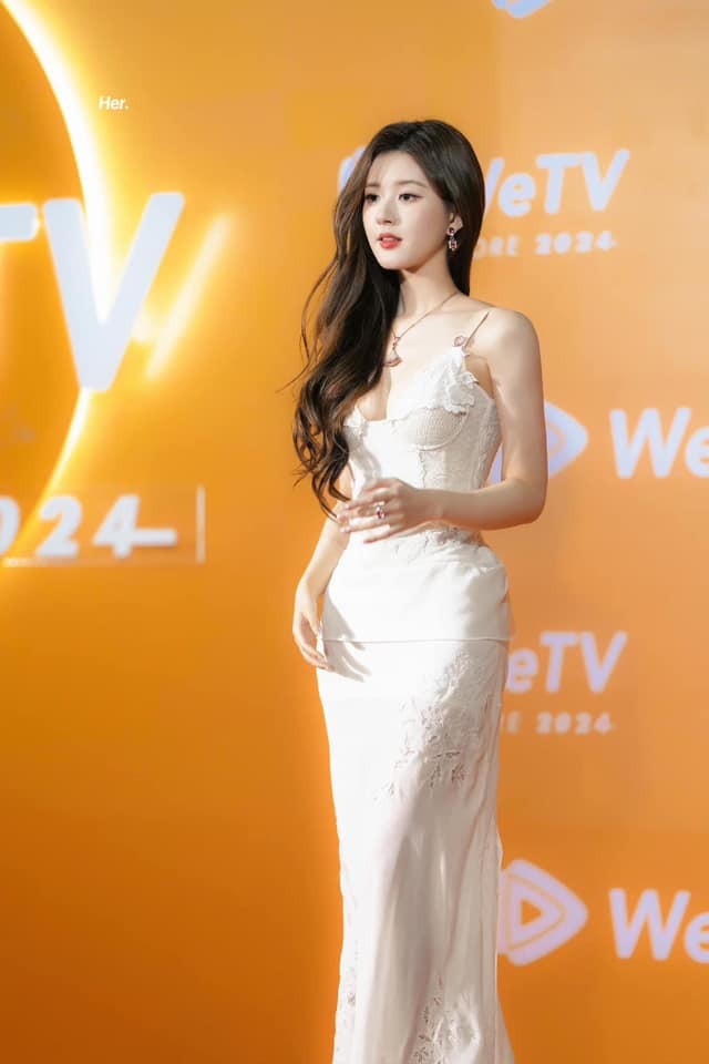 Triệu Lộ Tư xinh đẹp trong chiếc đầm HC Xuân Hè 2022 của nhà mốt Ulyana Sergeenko tại sự kiện của WeTV ở Thái Lan. Nữ diễn viên sở hữu rất nhiều người hâm mộ tại xứ chùa vàng. Trước đó, Triệu Lộ Tư chính thức được công bố là đại sứ toàn cầu của WeTV