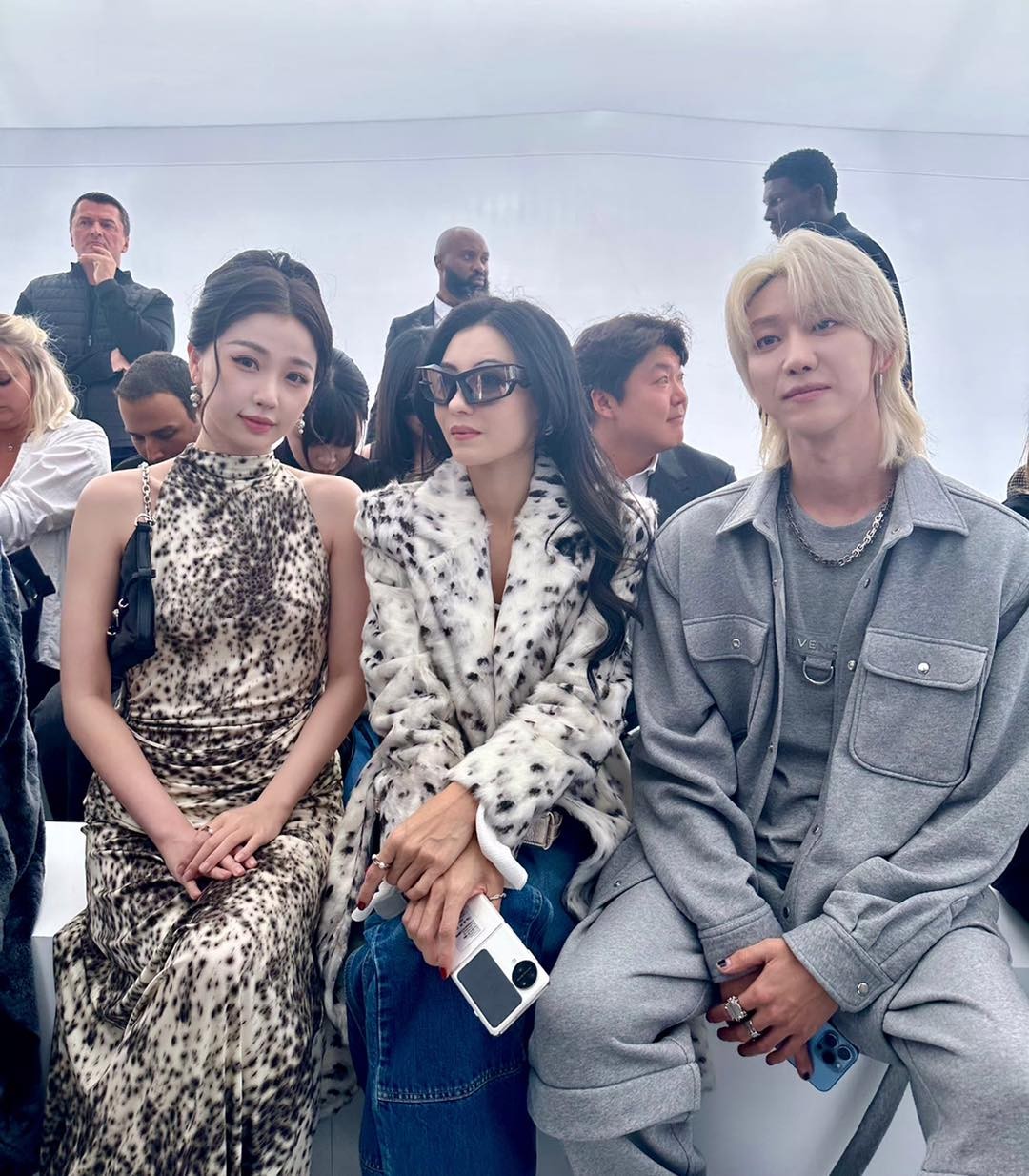 Trương Bá Chi, Ngu Thư Hân và The8 Từ Minh Hạo (SEVENTEEN) chung khung hình tại show thời trang của Givenchy tại Tuần lễ thời trang Paris Trương Bá Chi, Ngu Thư Hân và The8 Từ Minh Hạo (SEVENTEEN) chung khung hình tại show thời trang của Givenchy tại Tuần lễ thời trang Paris